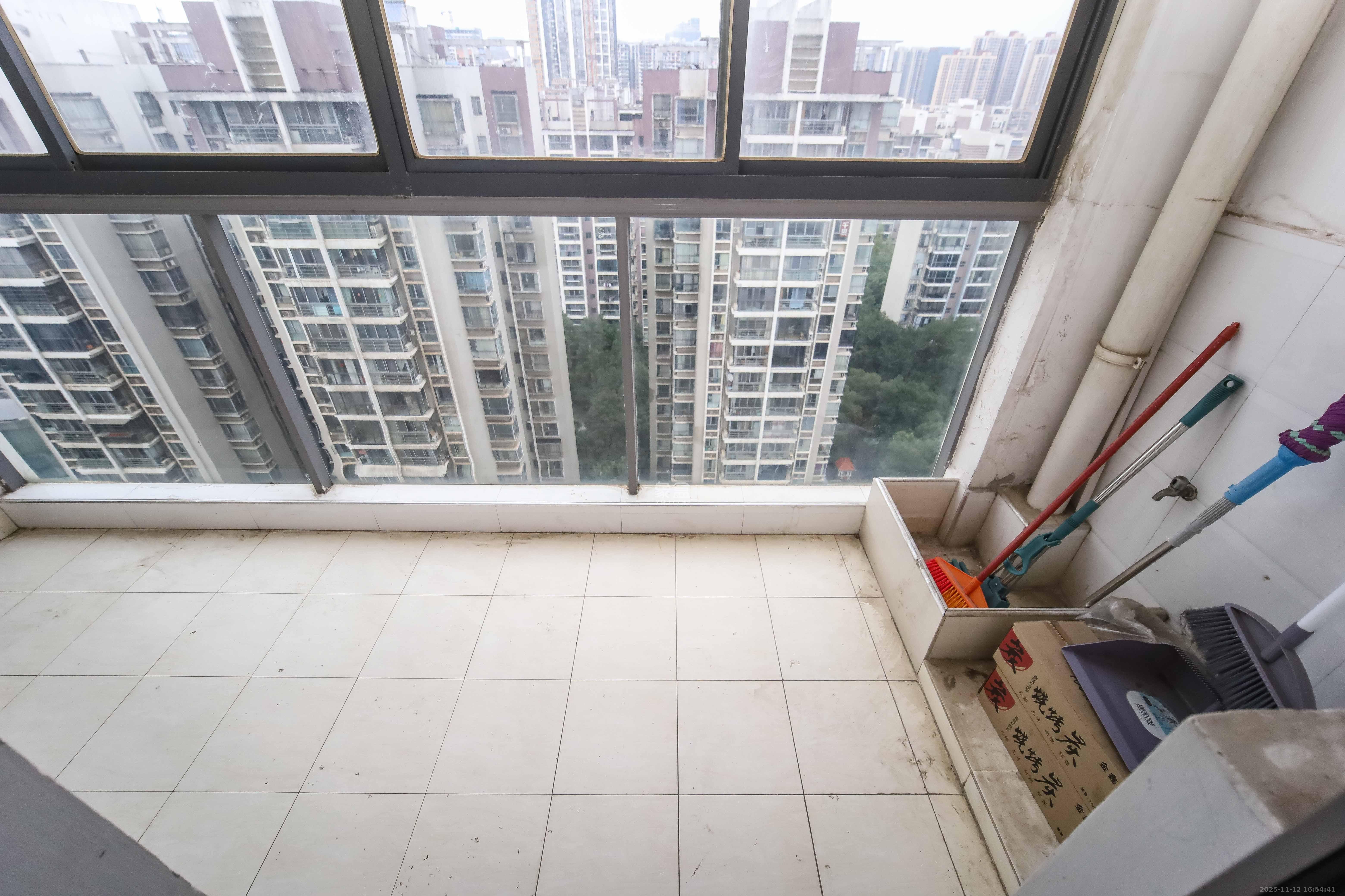 银港水晶城 3室2厅1卫 105.0万 银港水晶城 3室2厅1卫 105.0万阳台