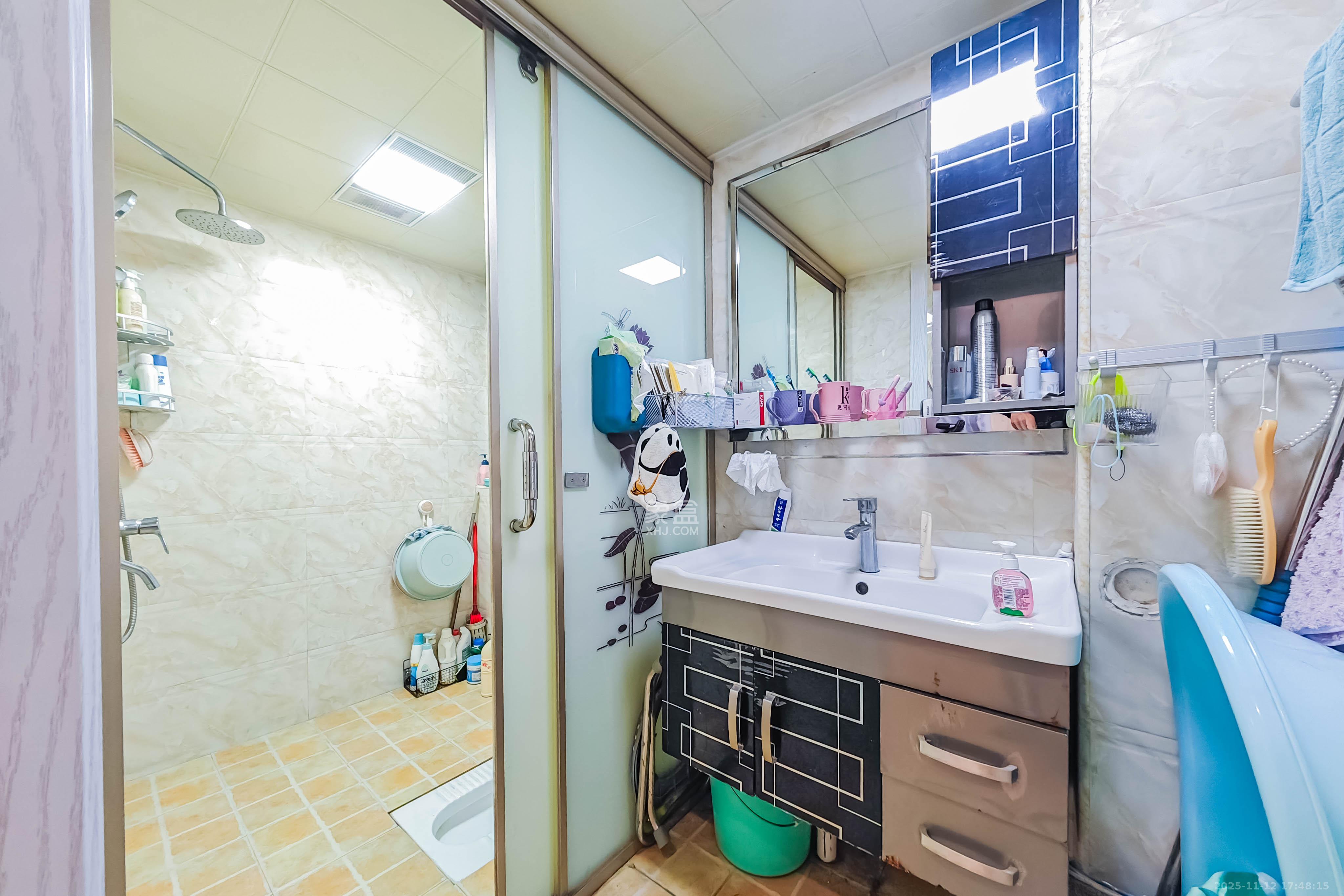 绿地之窗  4室2厅1卫    78.0万卫生间