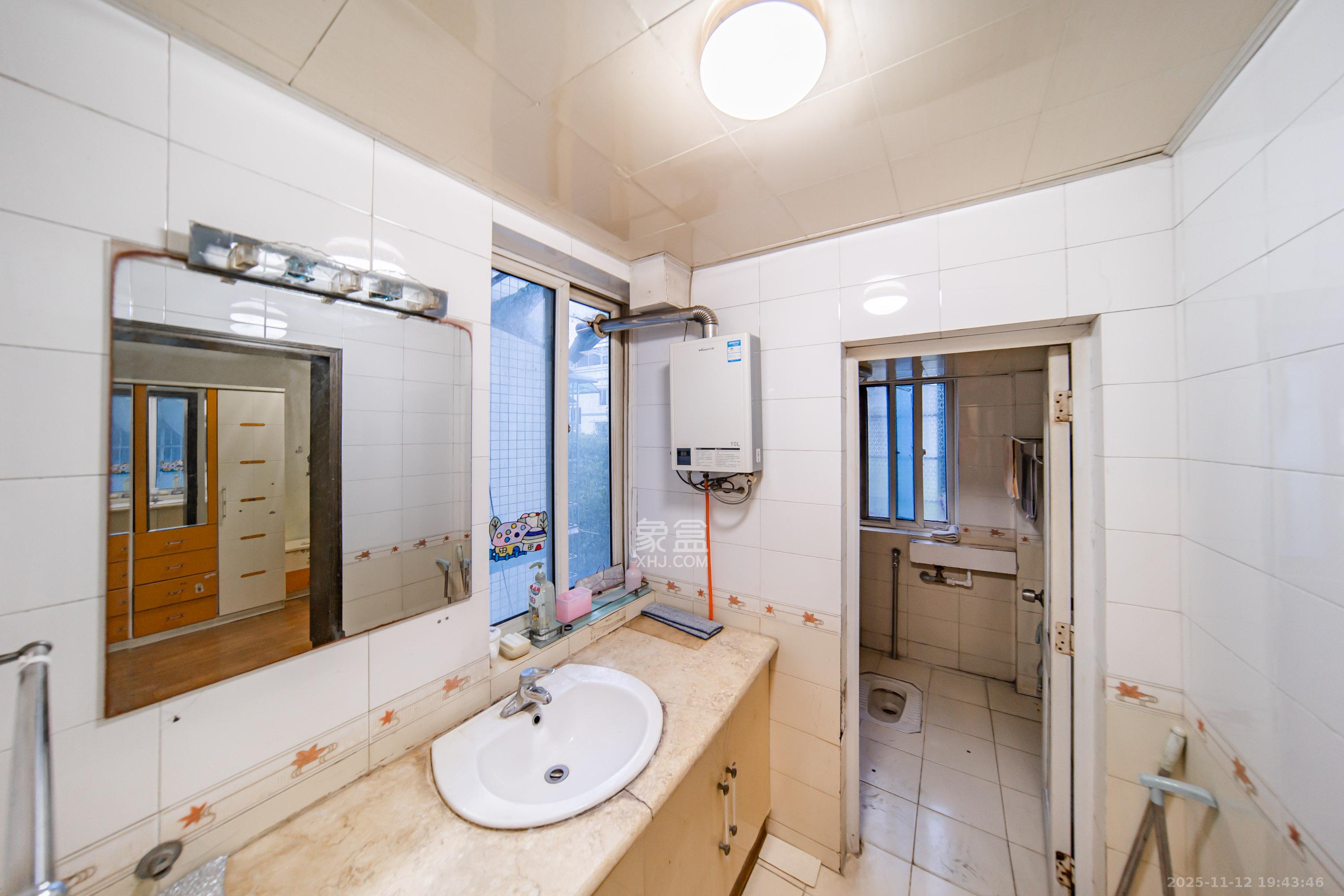 四方小区  2室2厅1卫    62.0万卫生间