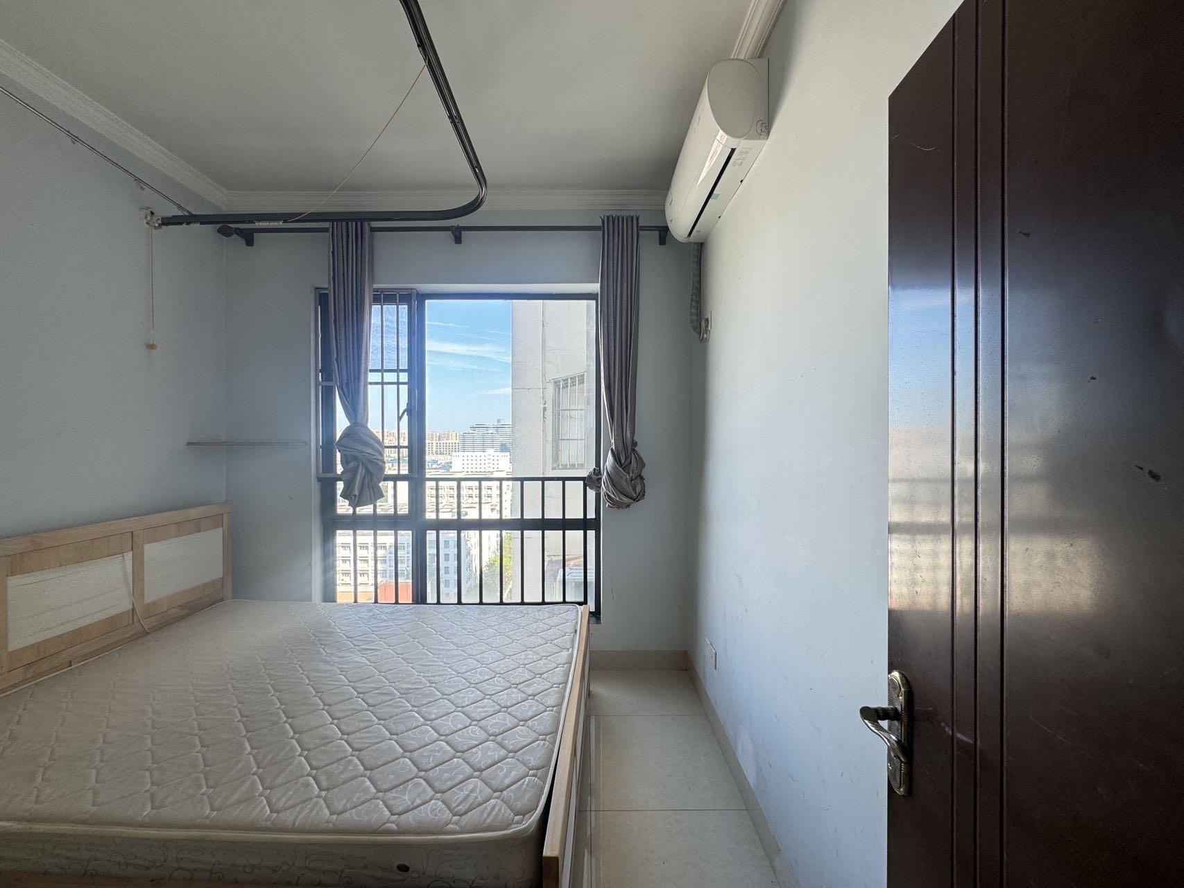 锦地翰城一期  3室2厅2卫    135.0万客厅