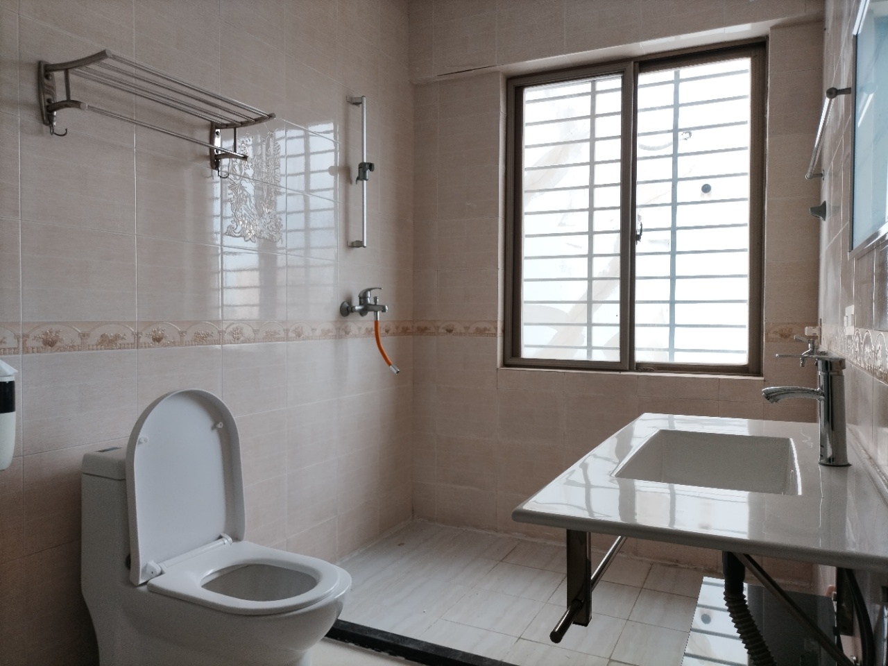 金鹿公寓  3室2厅2卫    2800.0元/月室内图