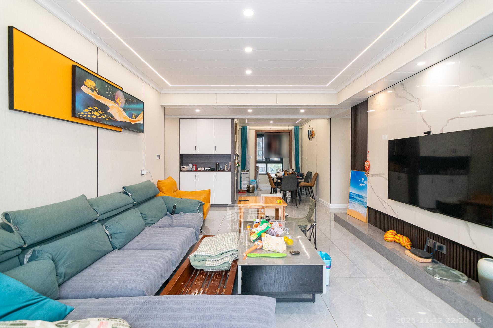 金地三千府(金地湖山樾、金地自在城) 4室3厅3卫 92.0万 金地三千府(金地湖山樾、金地自在城) 4室3厅3卫 92.0万客厅