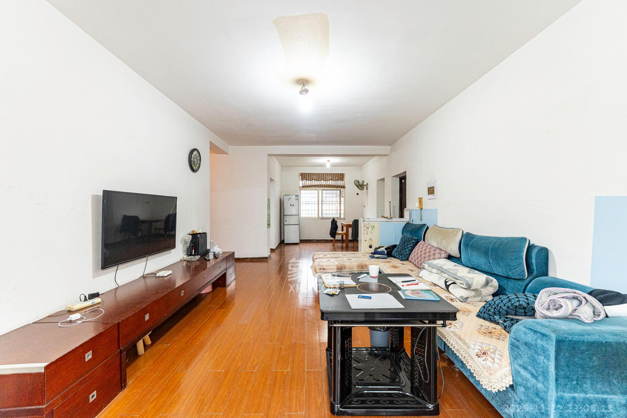 金岸教师公寓  3室2厅2卫    56.8万客厅