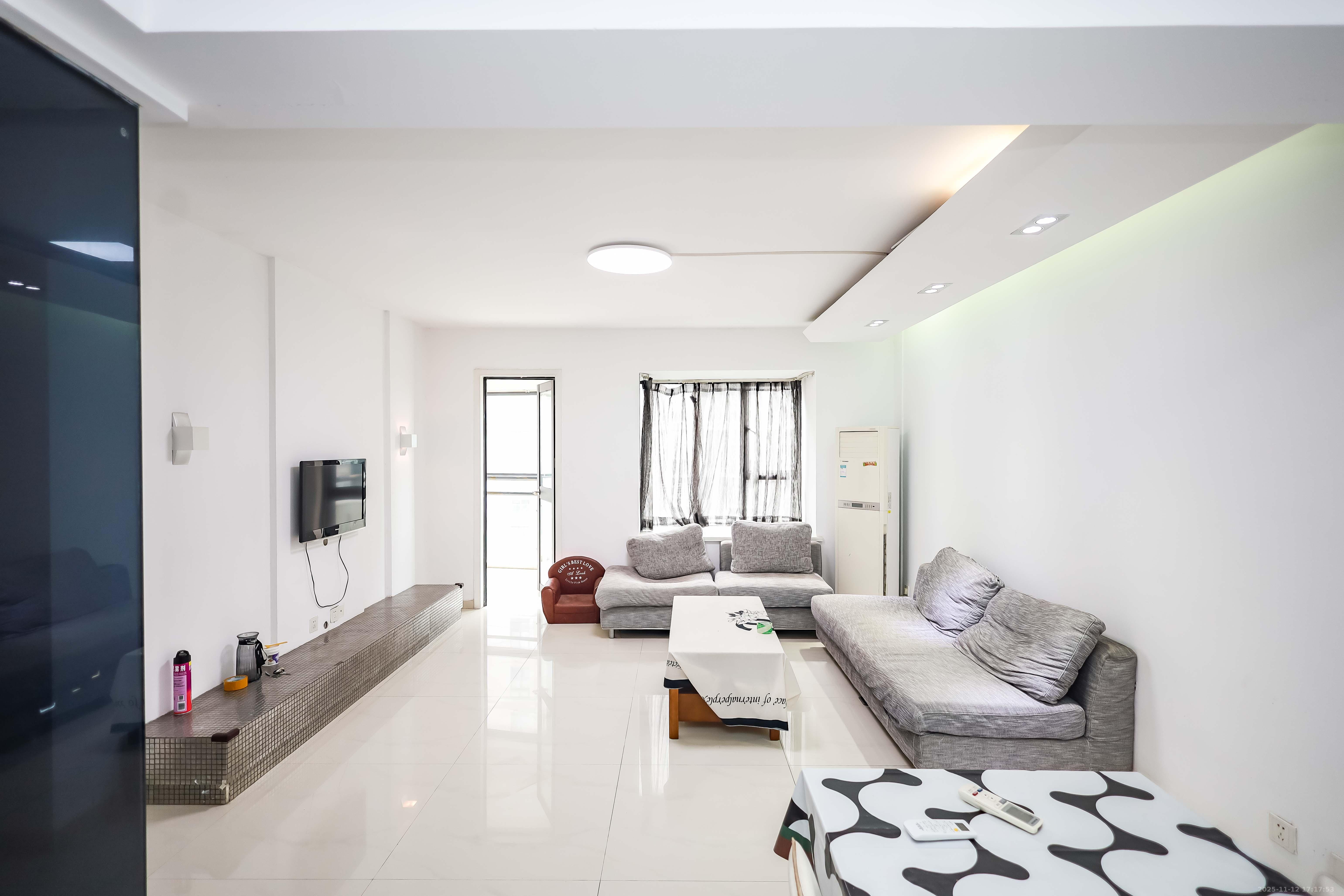 西城龙庭 3室2厅2卫 132.0万 西城龙庭 3室2厅2卫 132.0万客厅