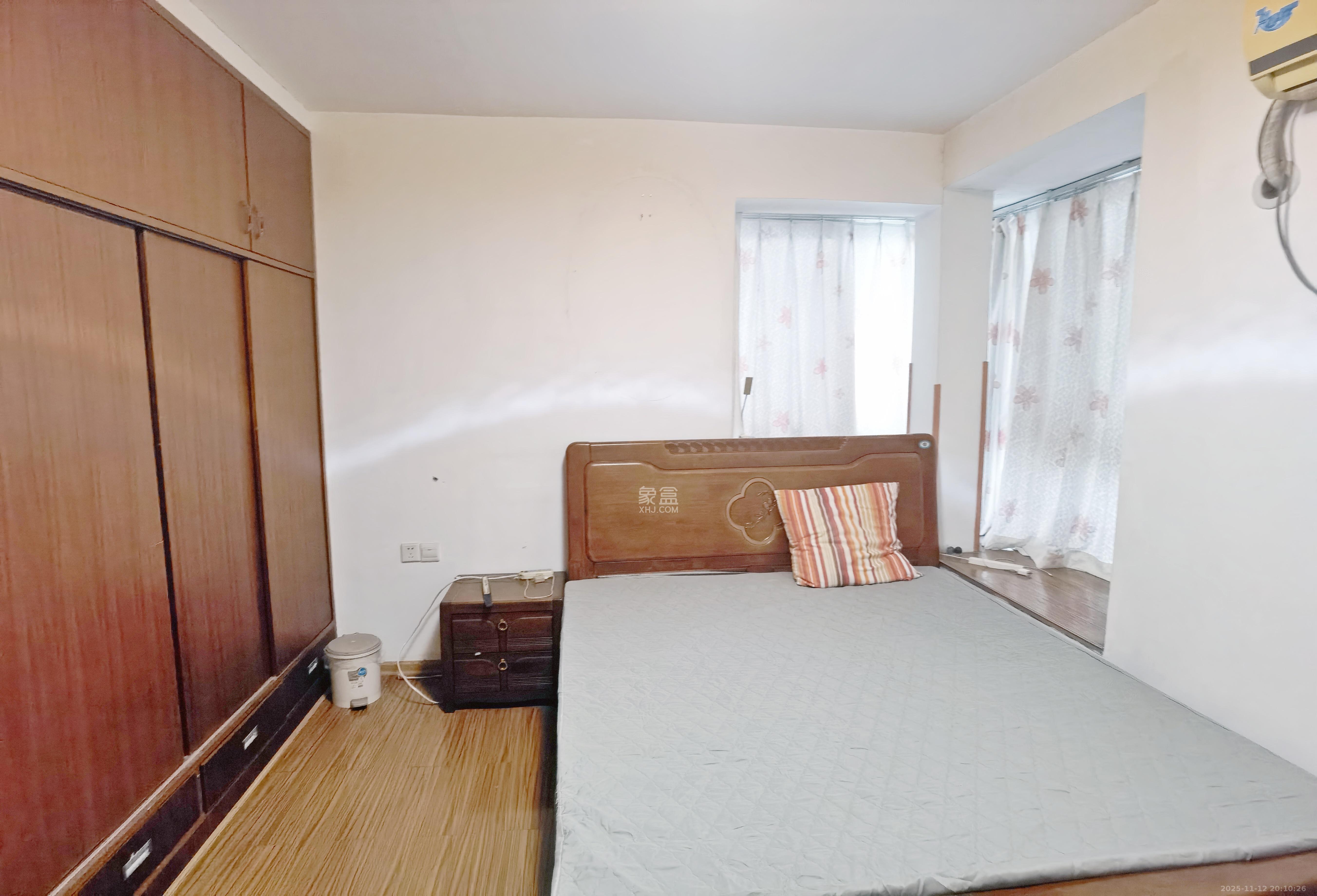 德润园  5室2厅1卫    72.0万卧室