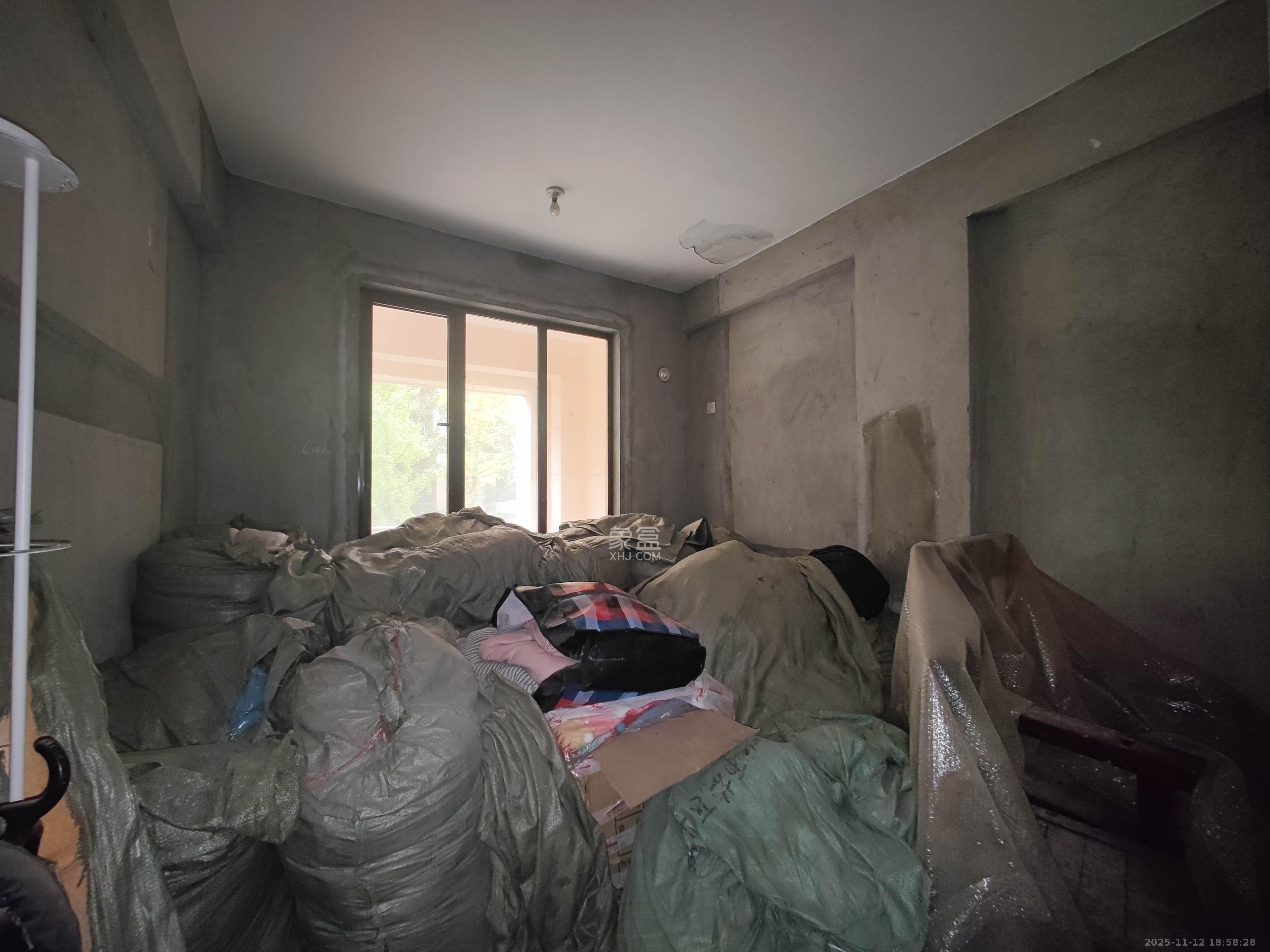 欧莱雅郡  4室2厅2卫    148.0万卧室