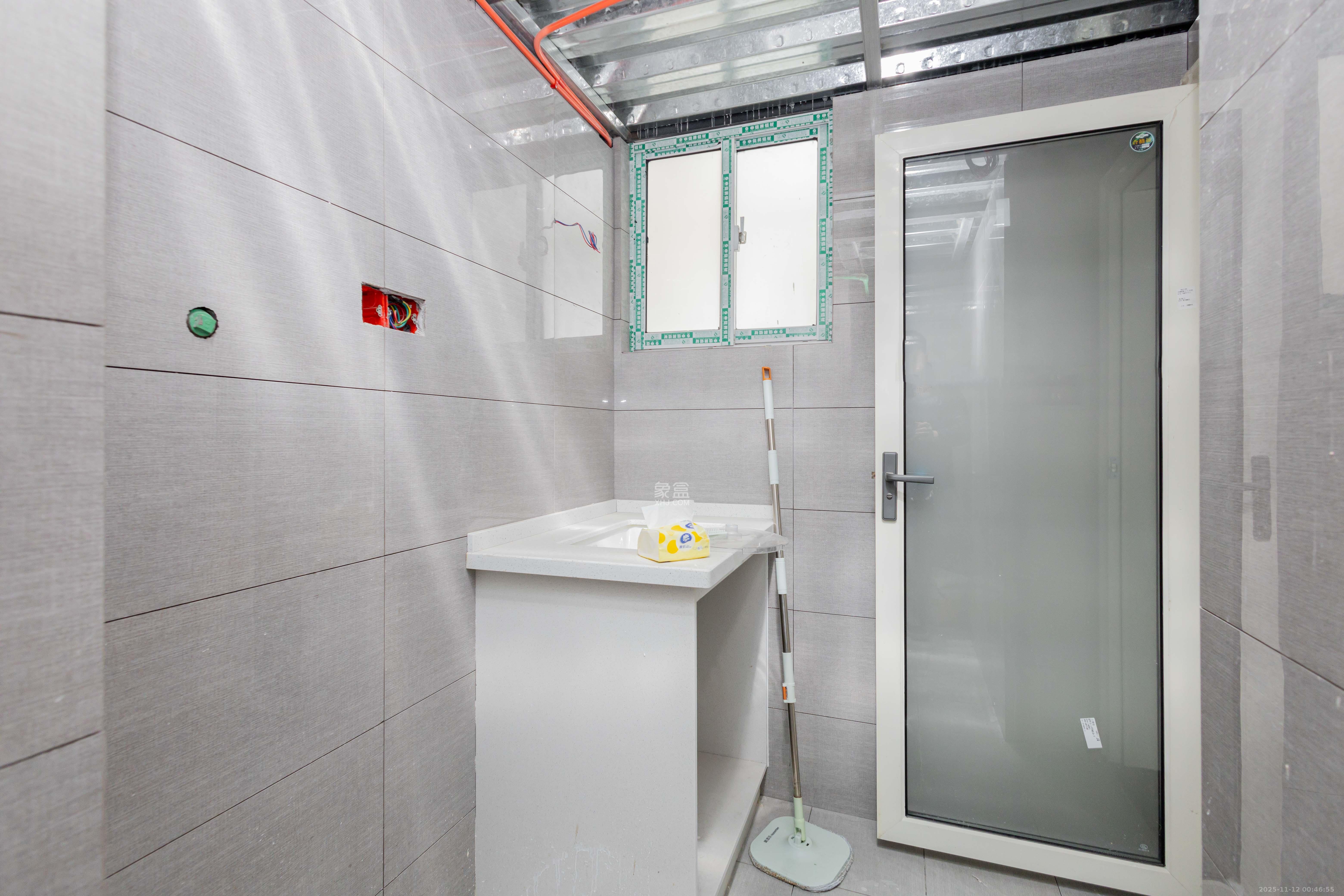 芙蓉万国城MOMA（卓越汇富苑）  2室1厅1卫    30.0万卫生间