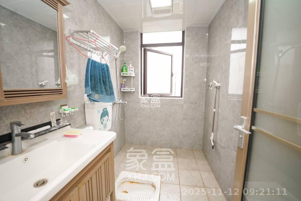 绿地新都会 3室2厅2卫 2300.0元/月 绿地新都会 3室2厅2卫 2300.0元/月室内图