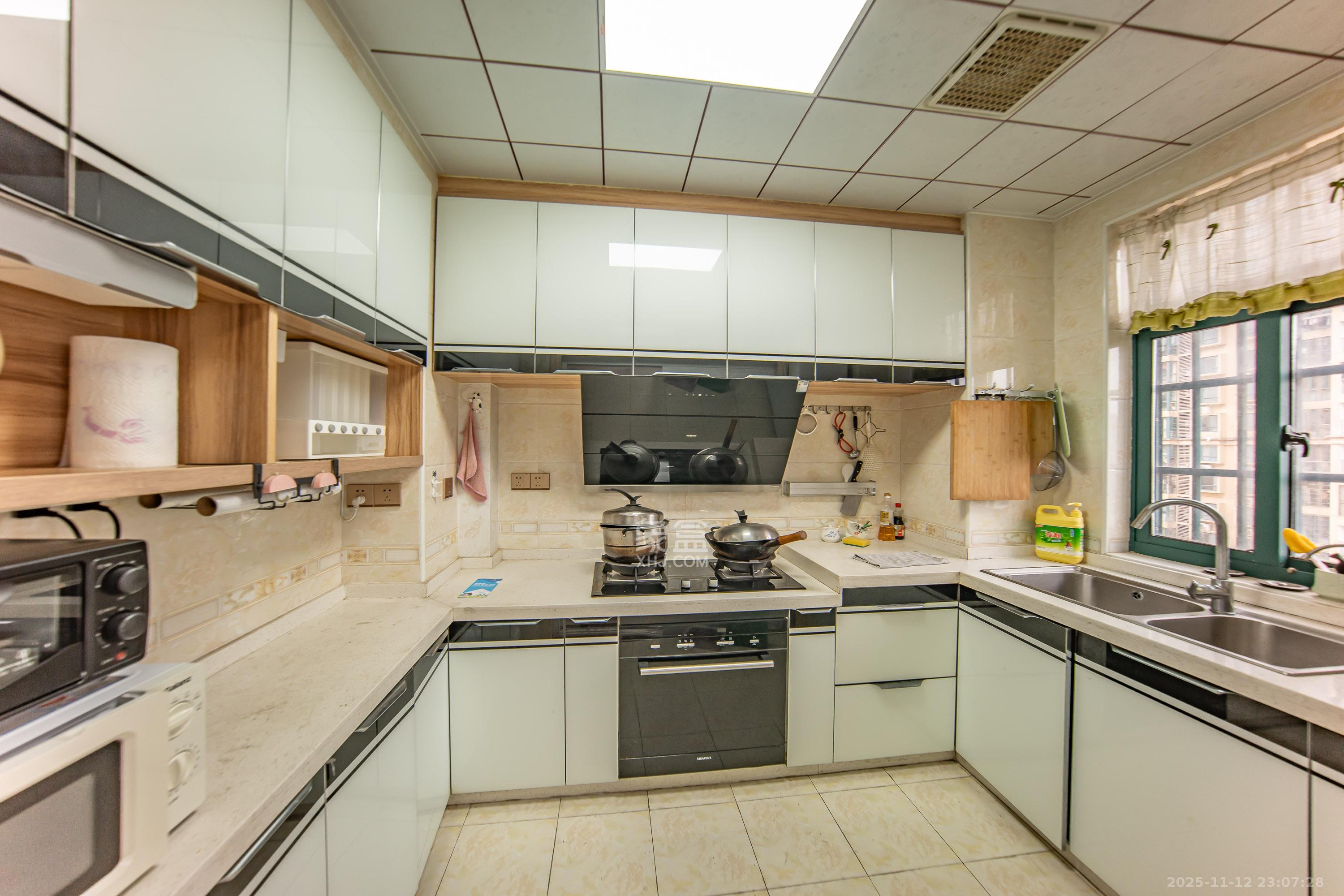 洋湖时代  4室2厅2卫    106.0万厨房