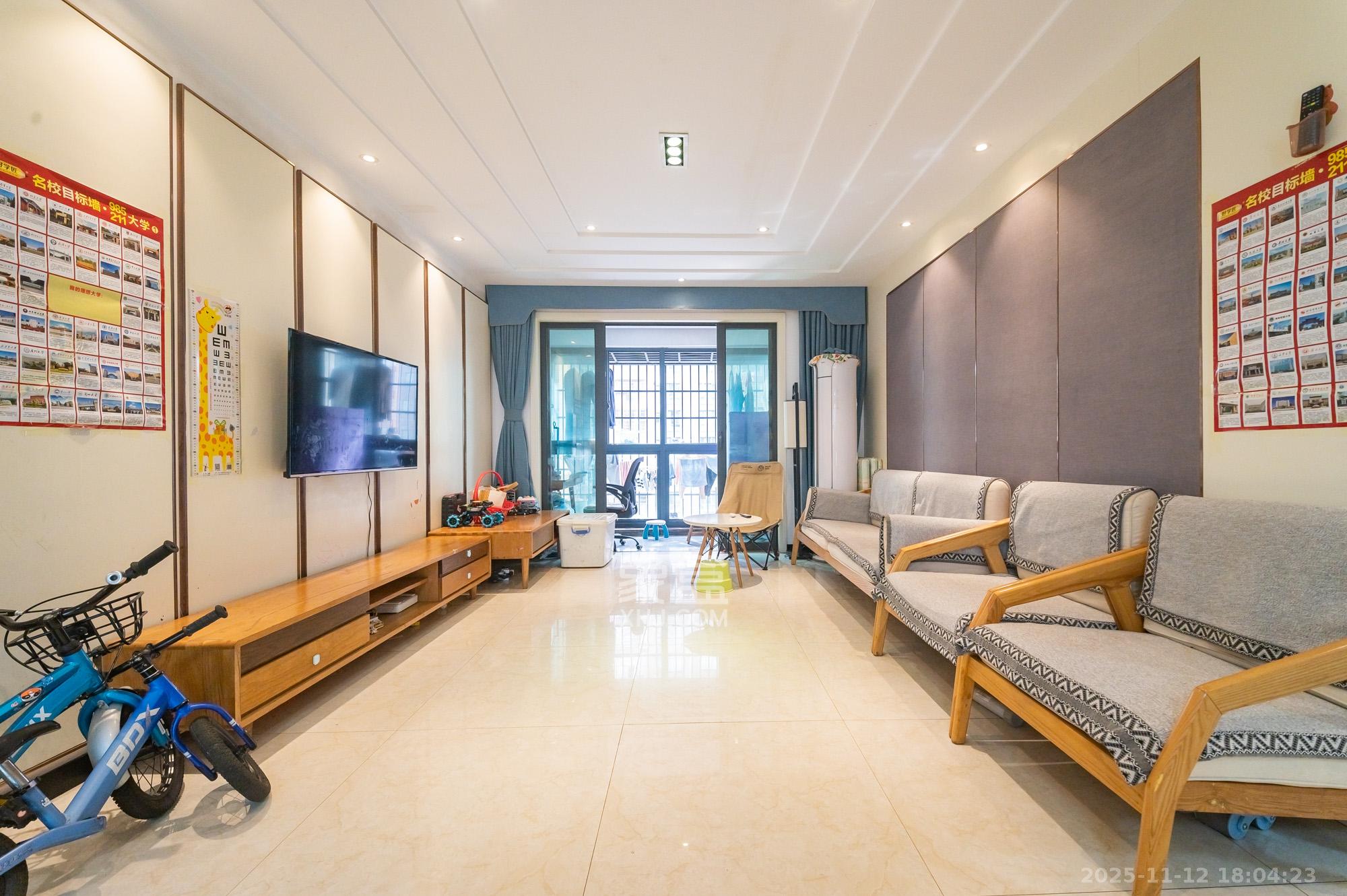 海伦春天 3室2厅2卫 79.8万 海伦春天 3室2厅2卫 79.8万客厅