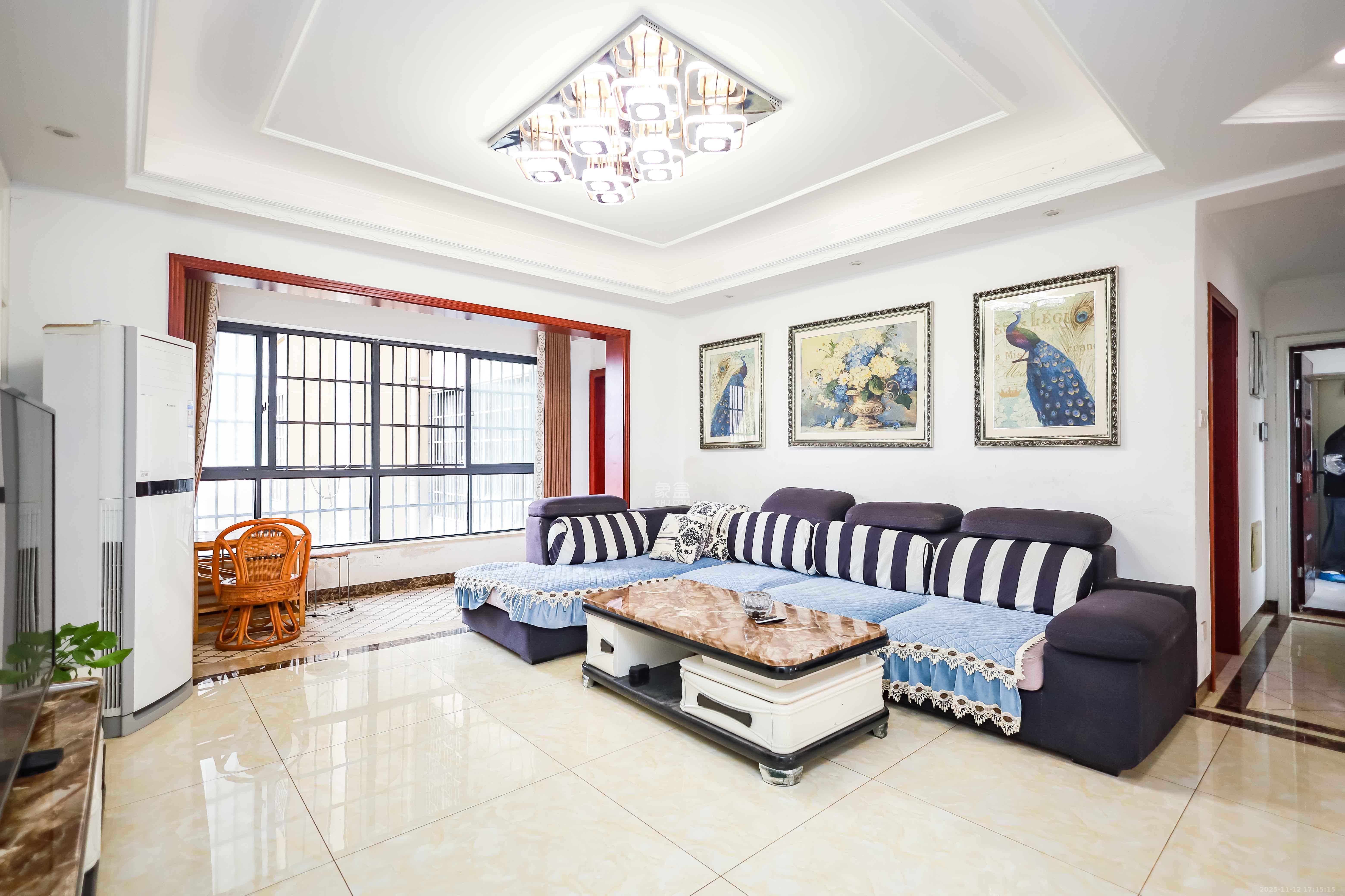 天麓尚层  4室2厅2卫    98.0万客厅