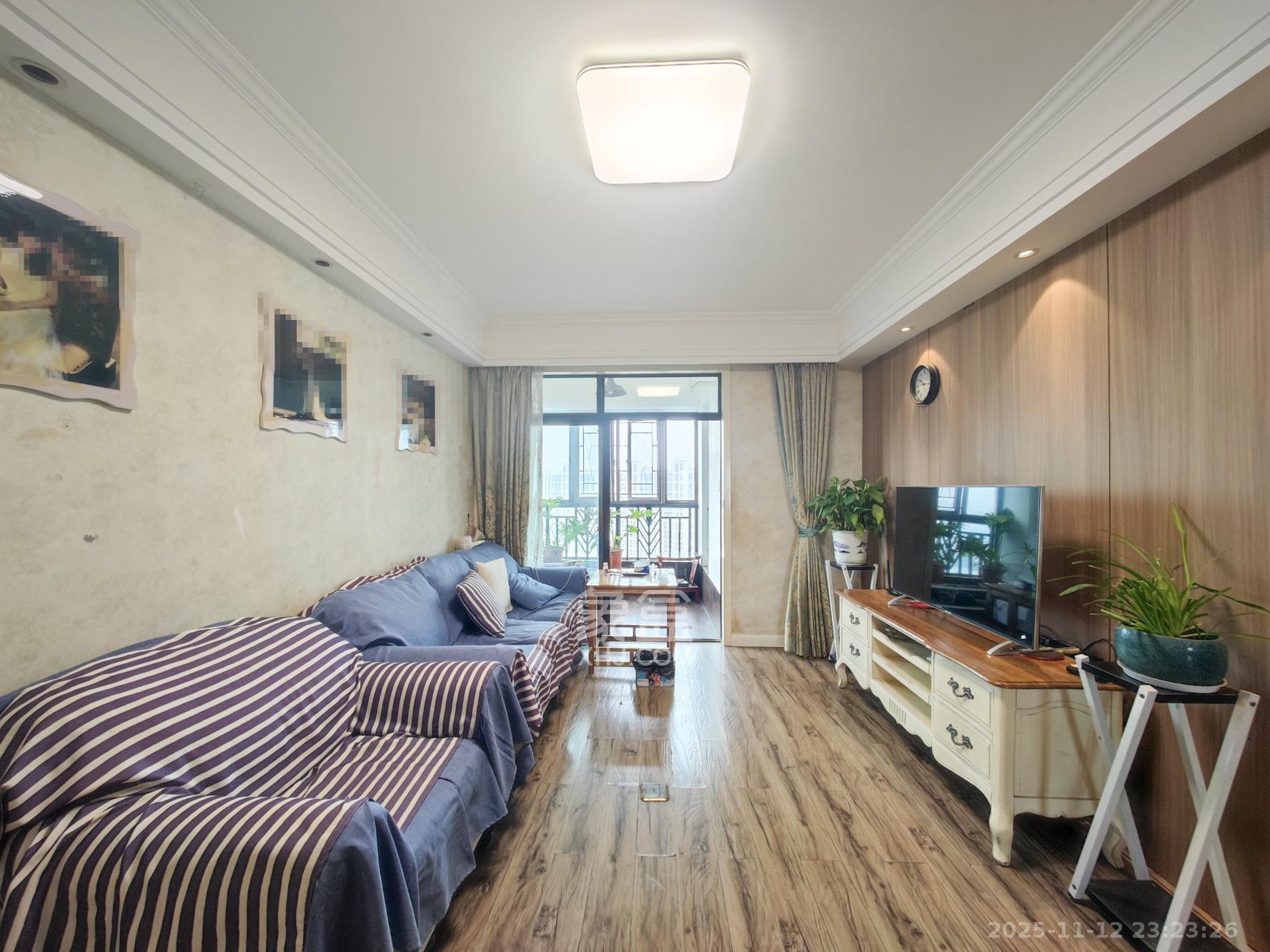 欧莱雅郡  3室2厅1卫    70.0万客厅