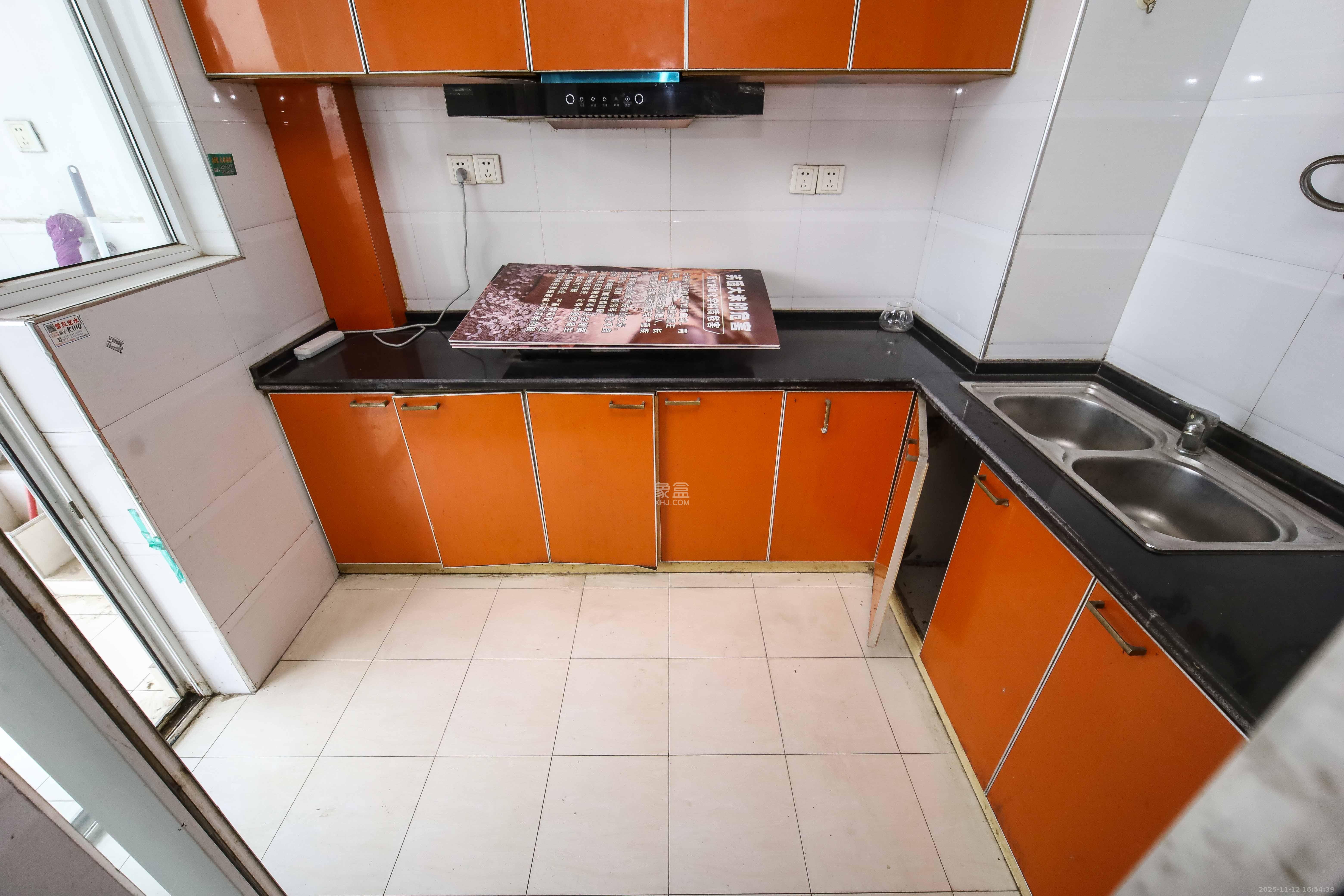 银港水晶城  3室2厅1卫    105.0万厨房