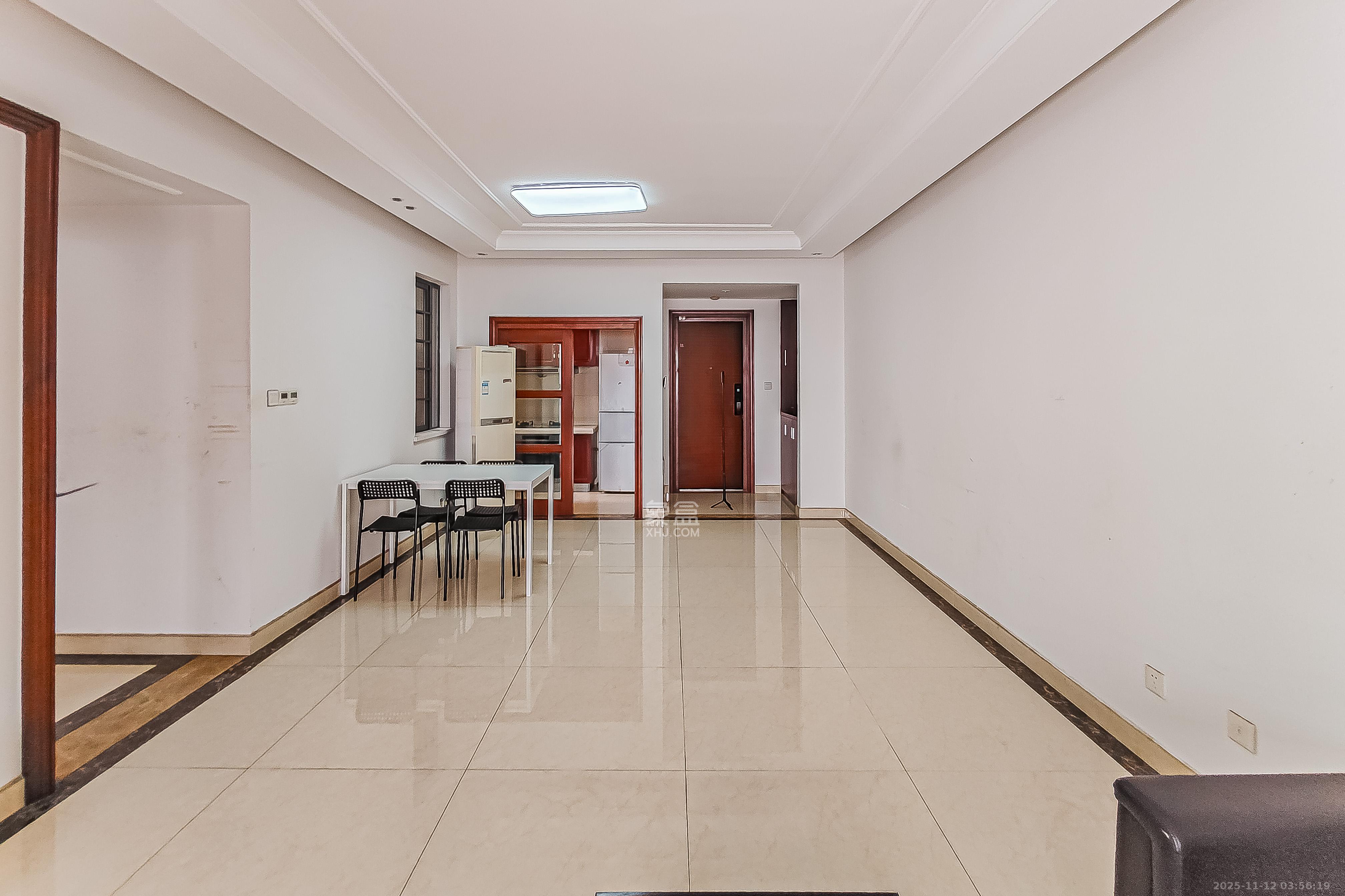 万博汇  3室2厅2卫    180.0万客厅