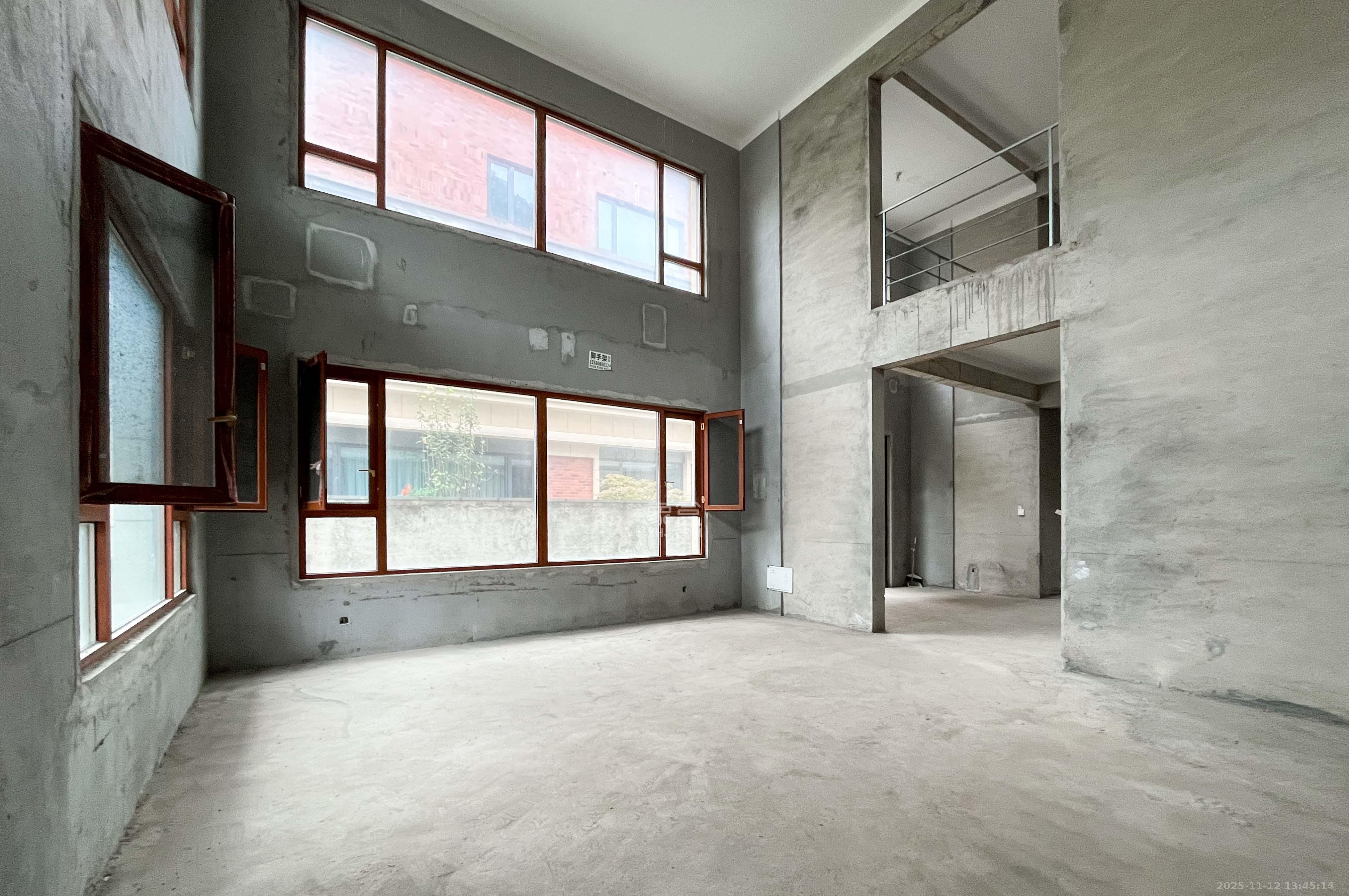 长房梅溪香山 8室4厅4卫 980.0万 长房梅溪香山 8室4厅4卫 980.0万客厅