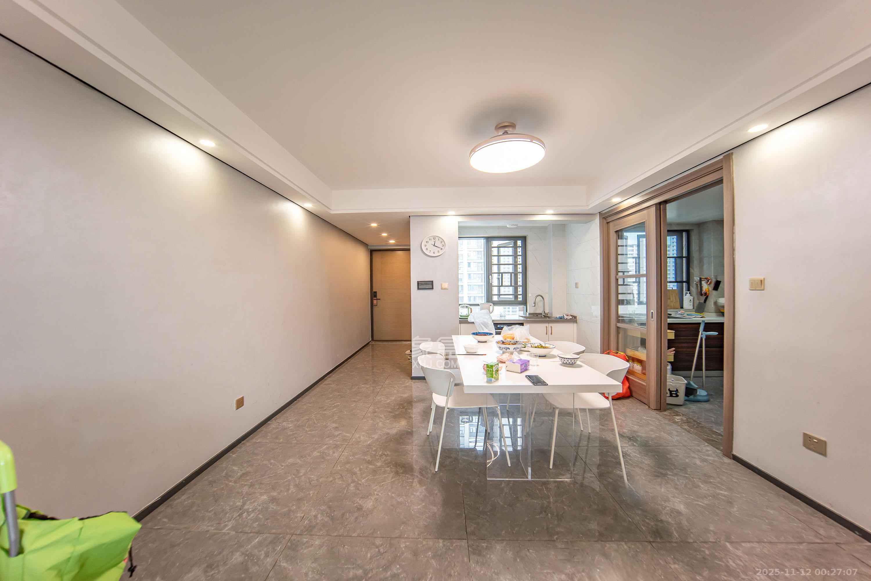 中海阅麓山一期  4室2厅2卫    220.0万客厅