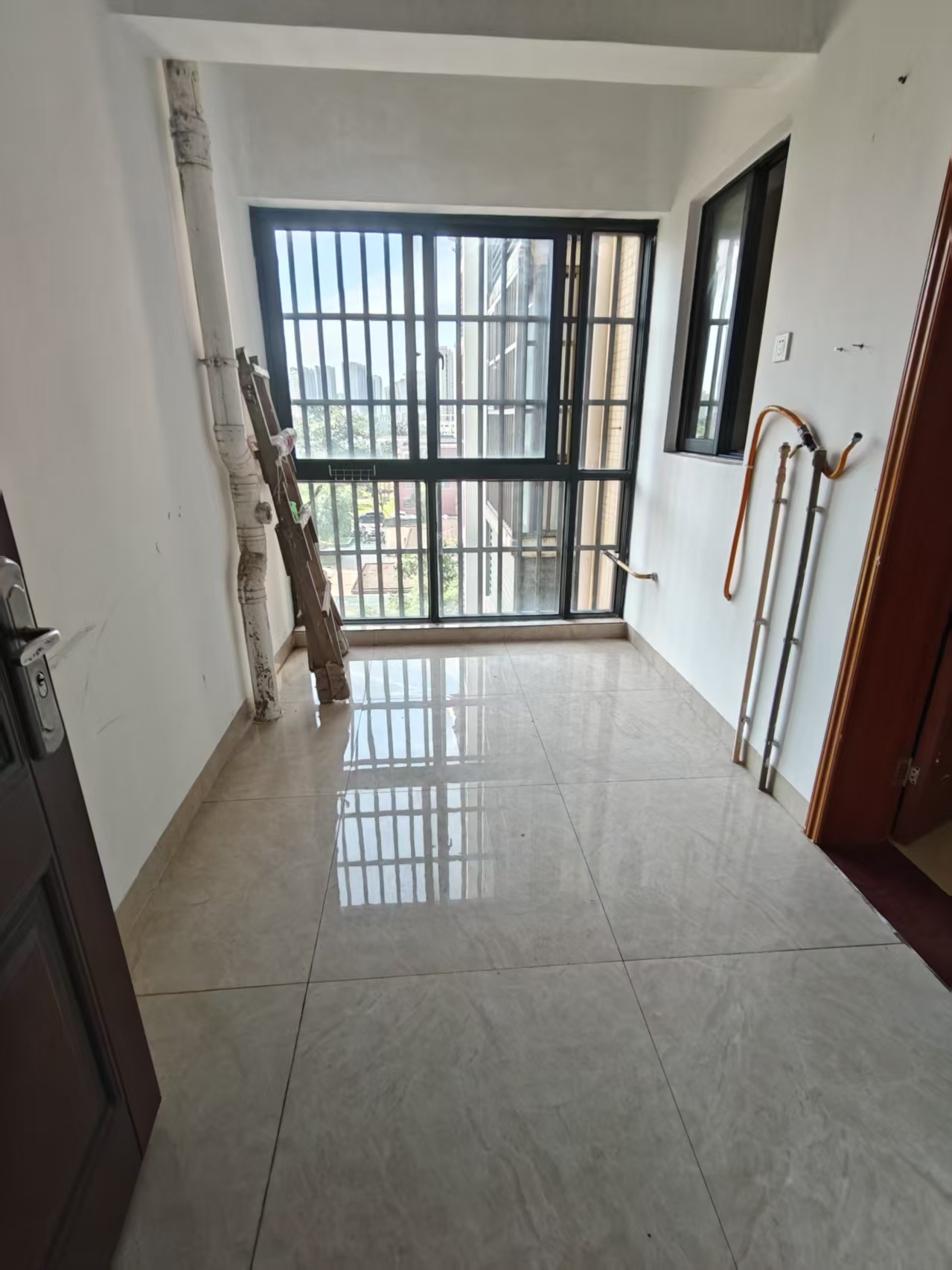 海南医学院第二附属医院职工宿舍区 4室2厅2卫 2800.0元/月 海南医学院第二附属医院职工宿舍区 4室2厅2卫 2800.0元/月室内图