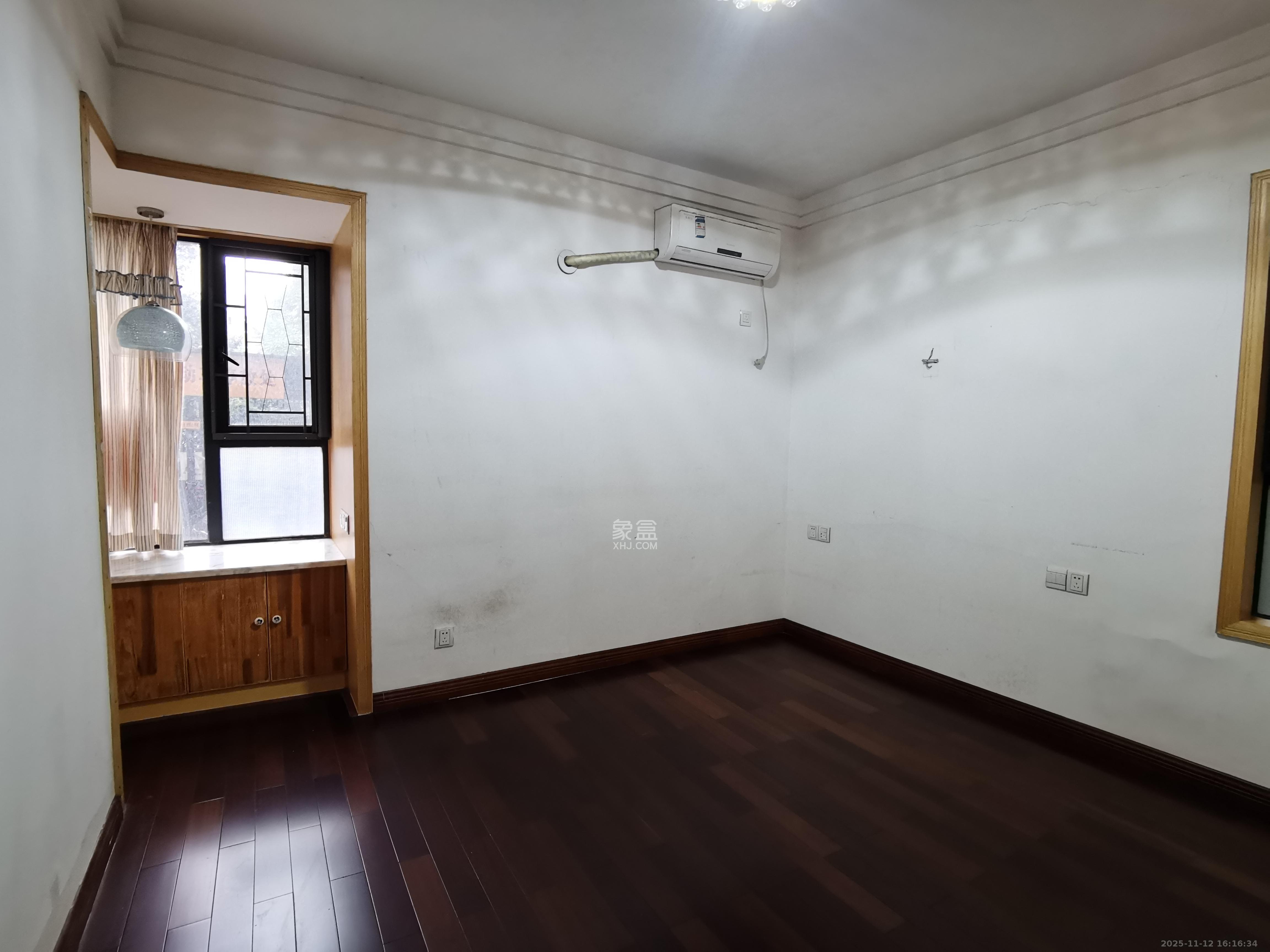 三一街区  3室2厅2卫    1800.0元/月室内图