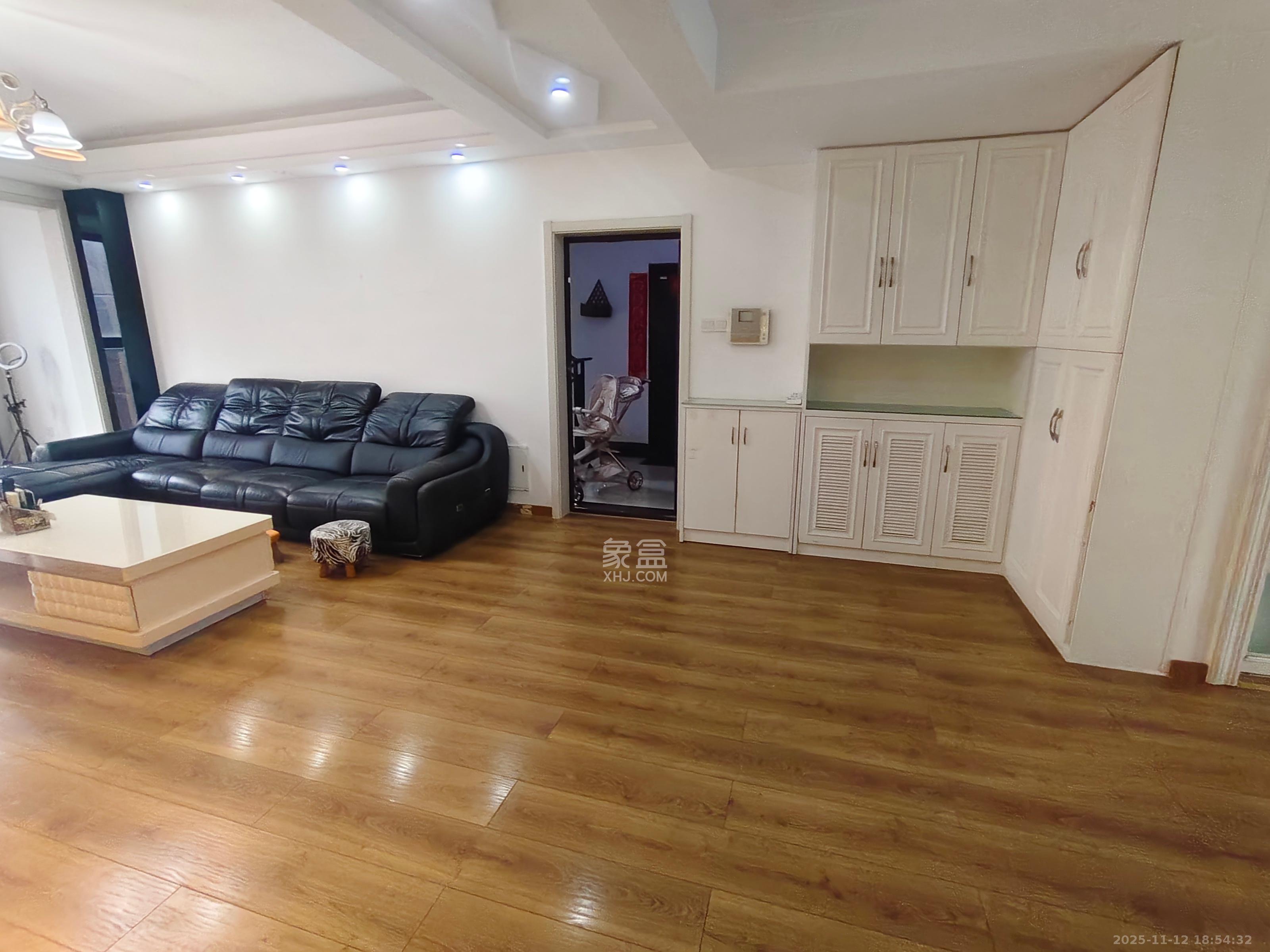 山水湾 3室2厅2卫 2300.0元/月 山水湾 3室2厅2卫 2300.0元/月室内图