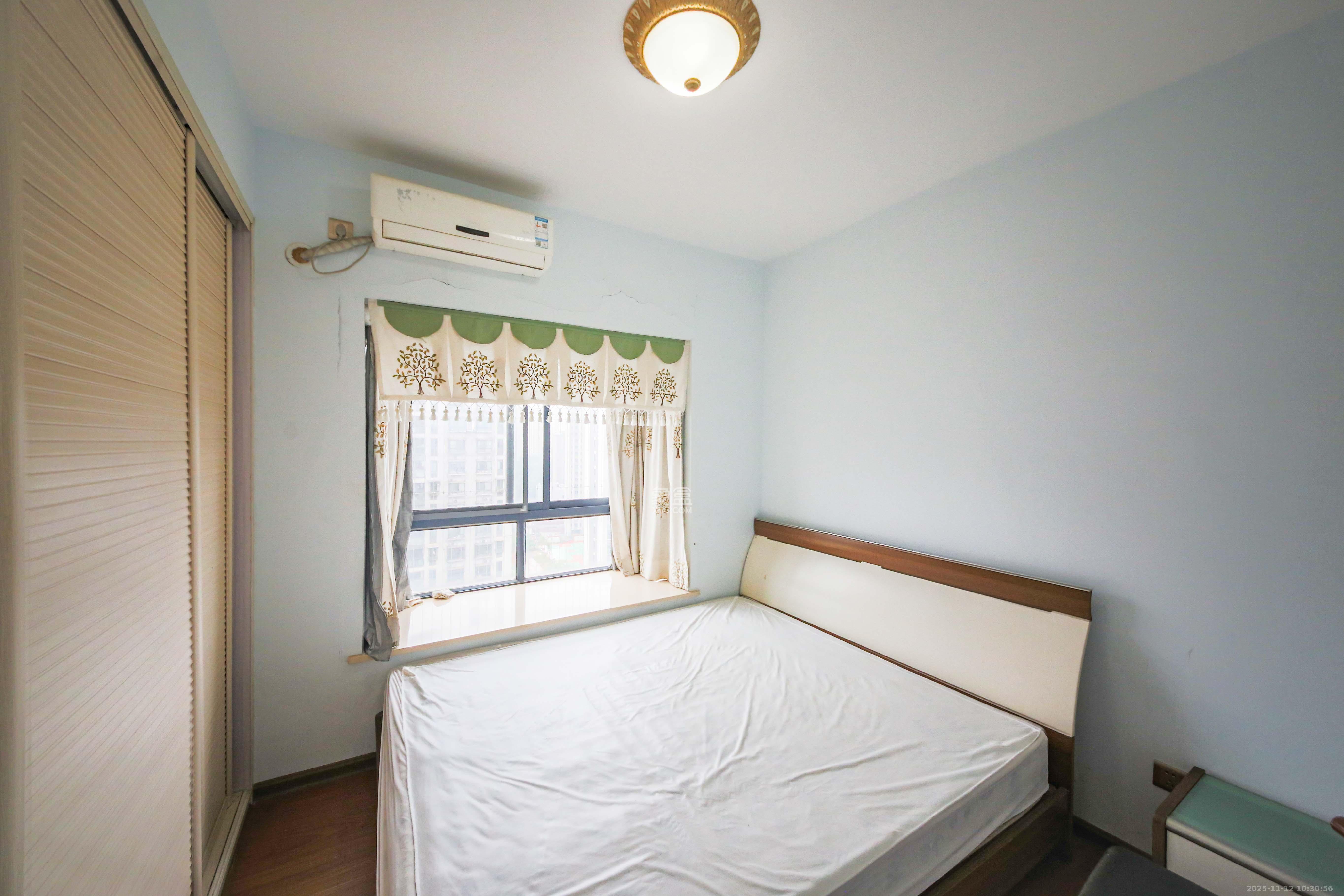 钱隆学府一、二期  3室2厅1卫    78.0万卧室