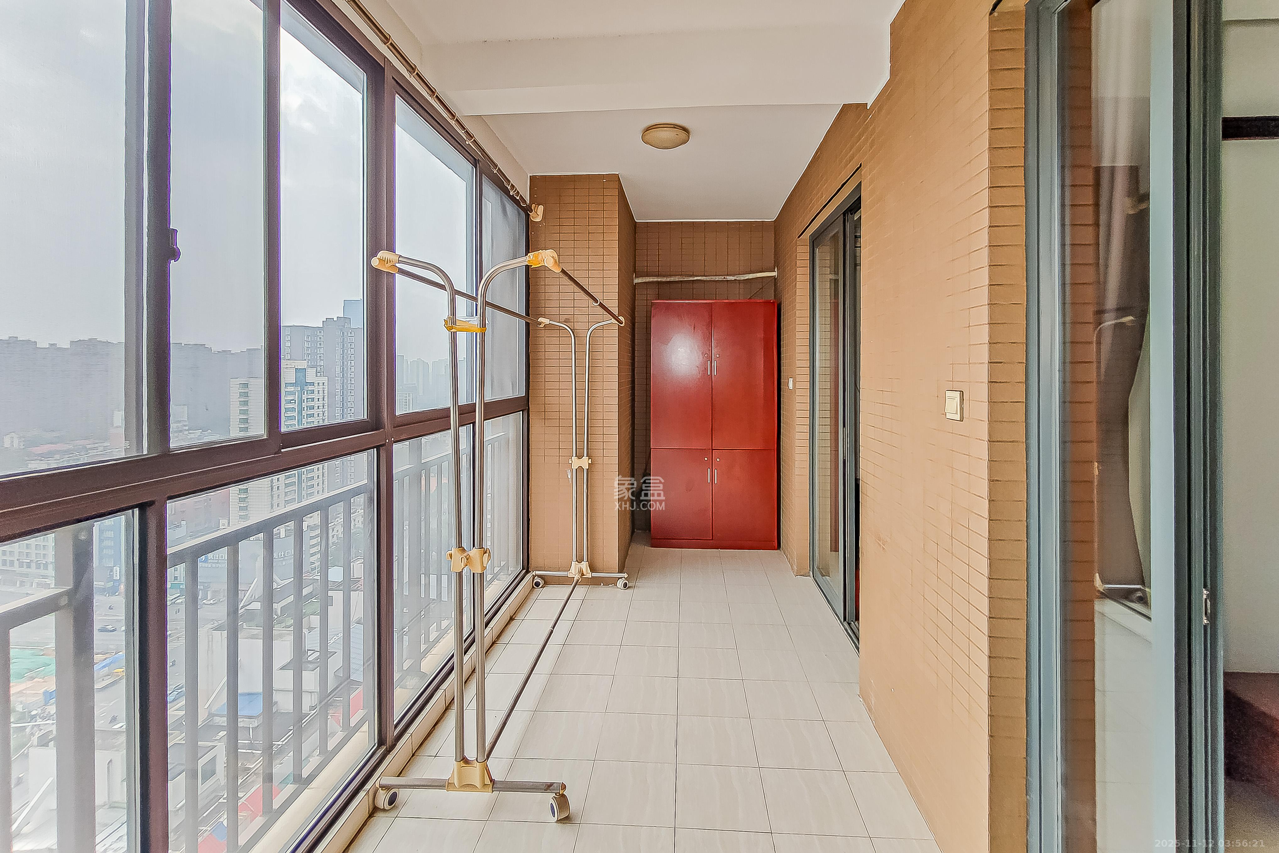 万博汇 3室2厅2卫 180.0万 万博汇 3室2厅2卫 180.0万阳台