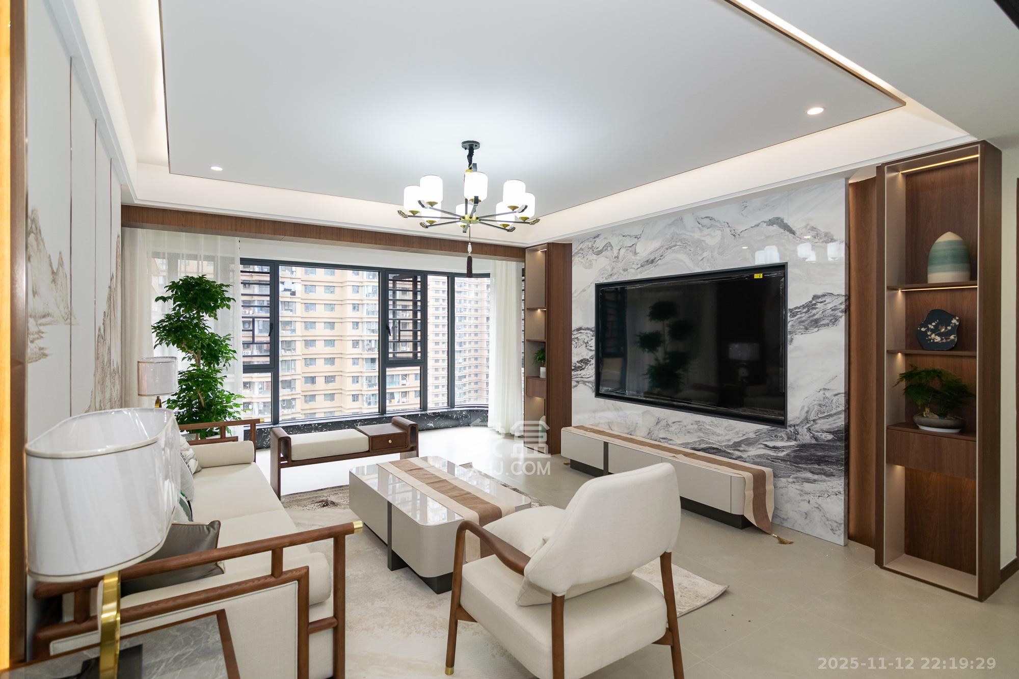 润和长郡（润和紫郡二三期）  5室2厅2卫    129.0万客厅