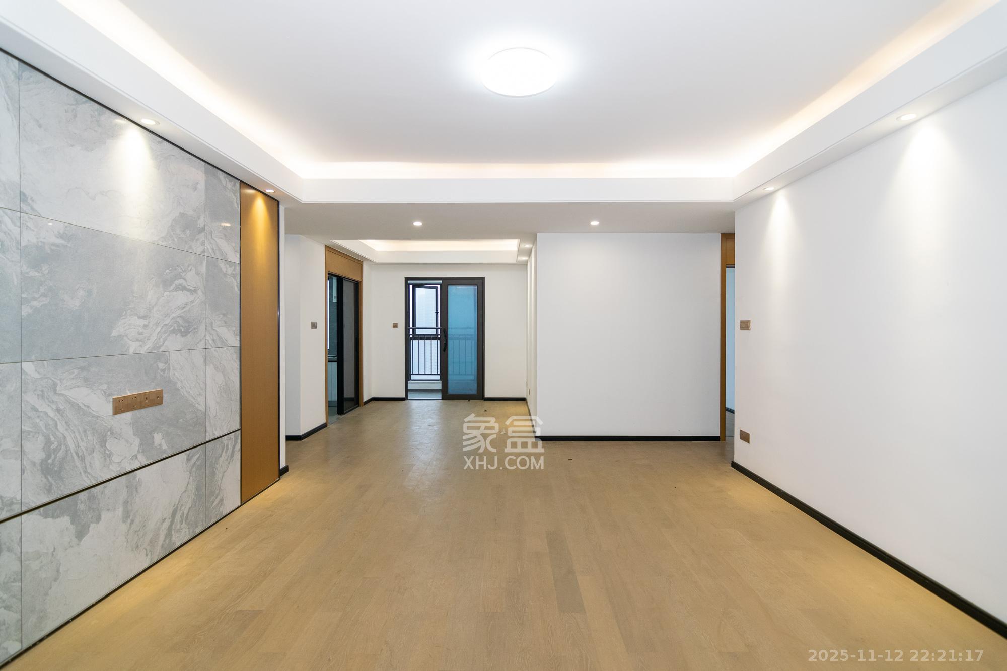 润和美郡(润和紫郡五期) 5室2厅2卫 108.0万 润和美郡(润和紫郡五期) 5室2厅2卫 108.0万客厅