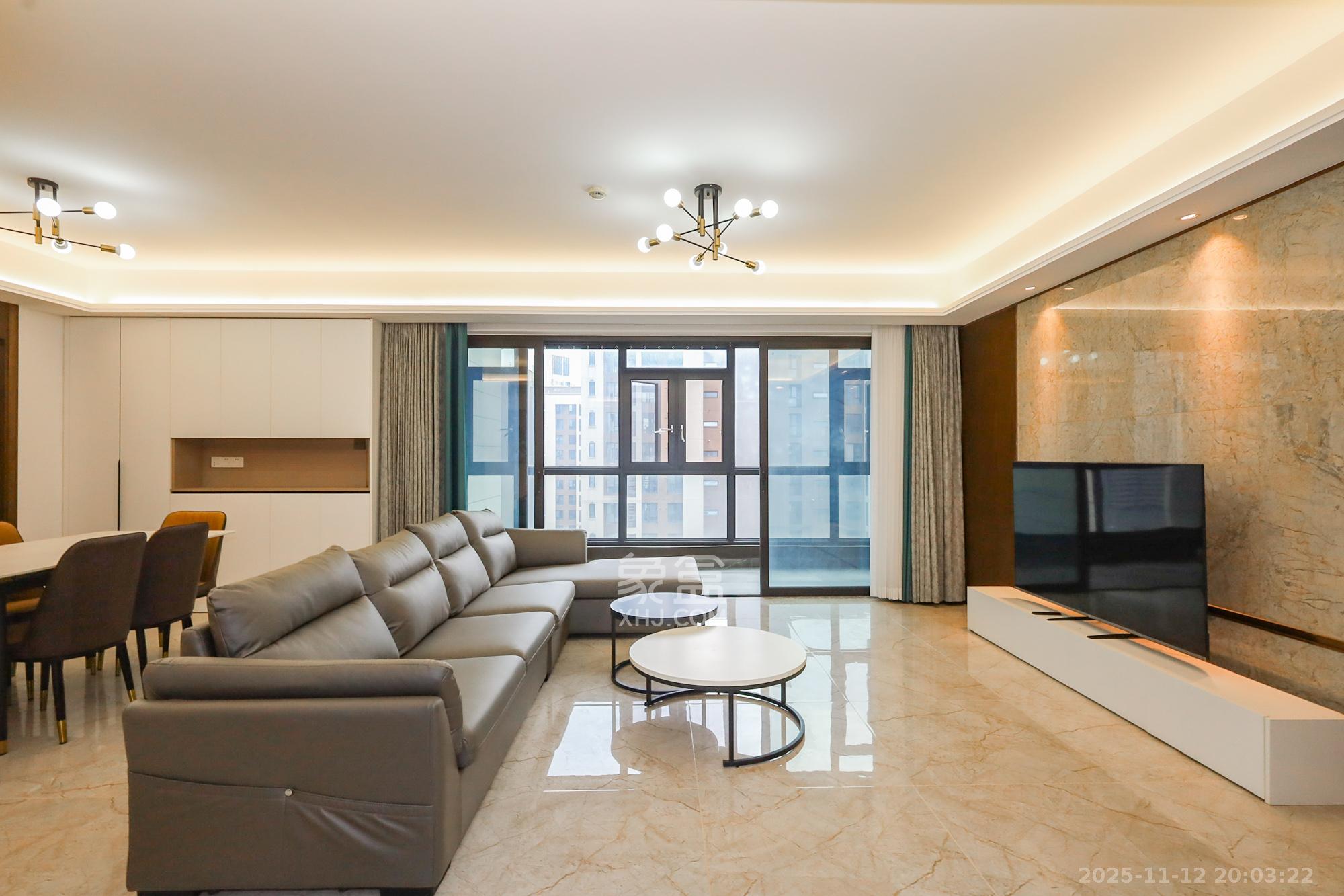 万科里金域滨江  4室2厅2卫    316.0万客厅