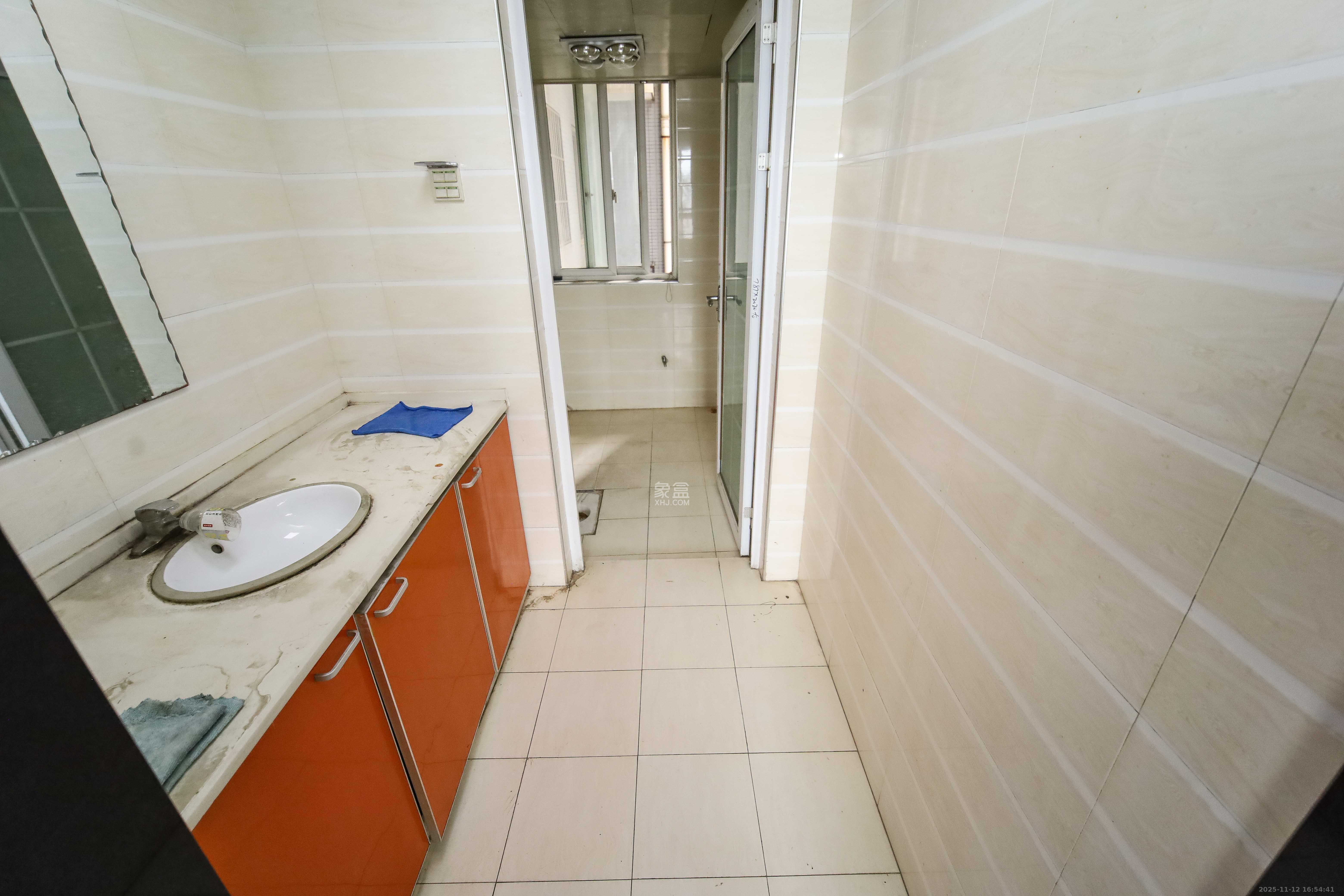 银港水晶城 3室2厅1卫 105.0万 银港水晶城 3室2厅1卫 105.0万卫生间