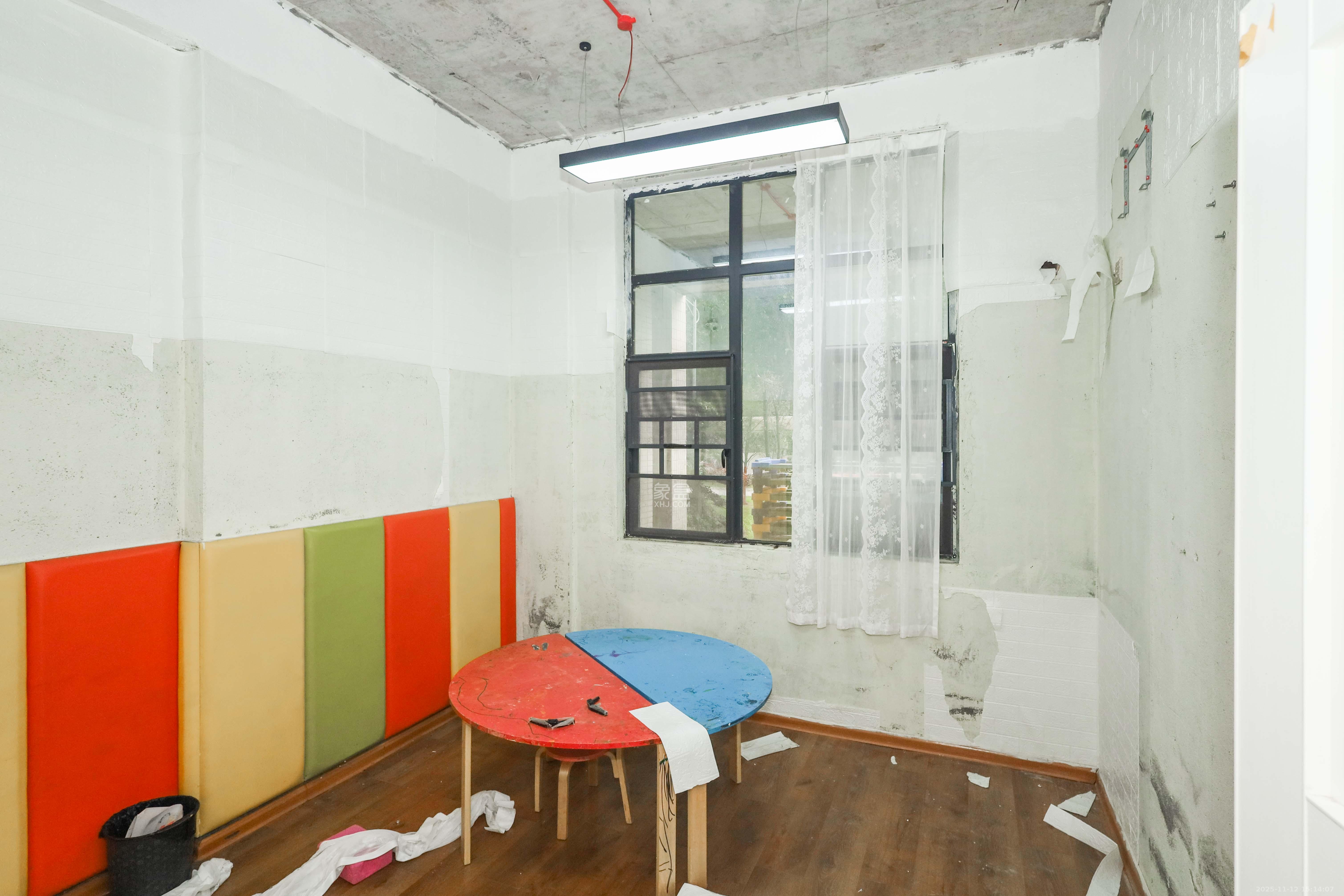 天元涉外景园C区  4室2厅1卫    145.0万卧室