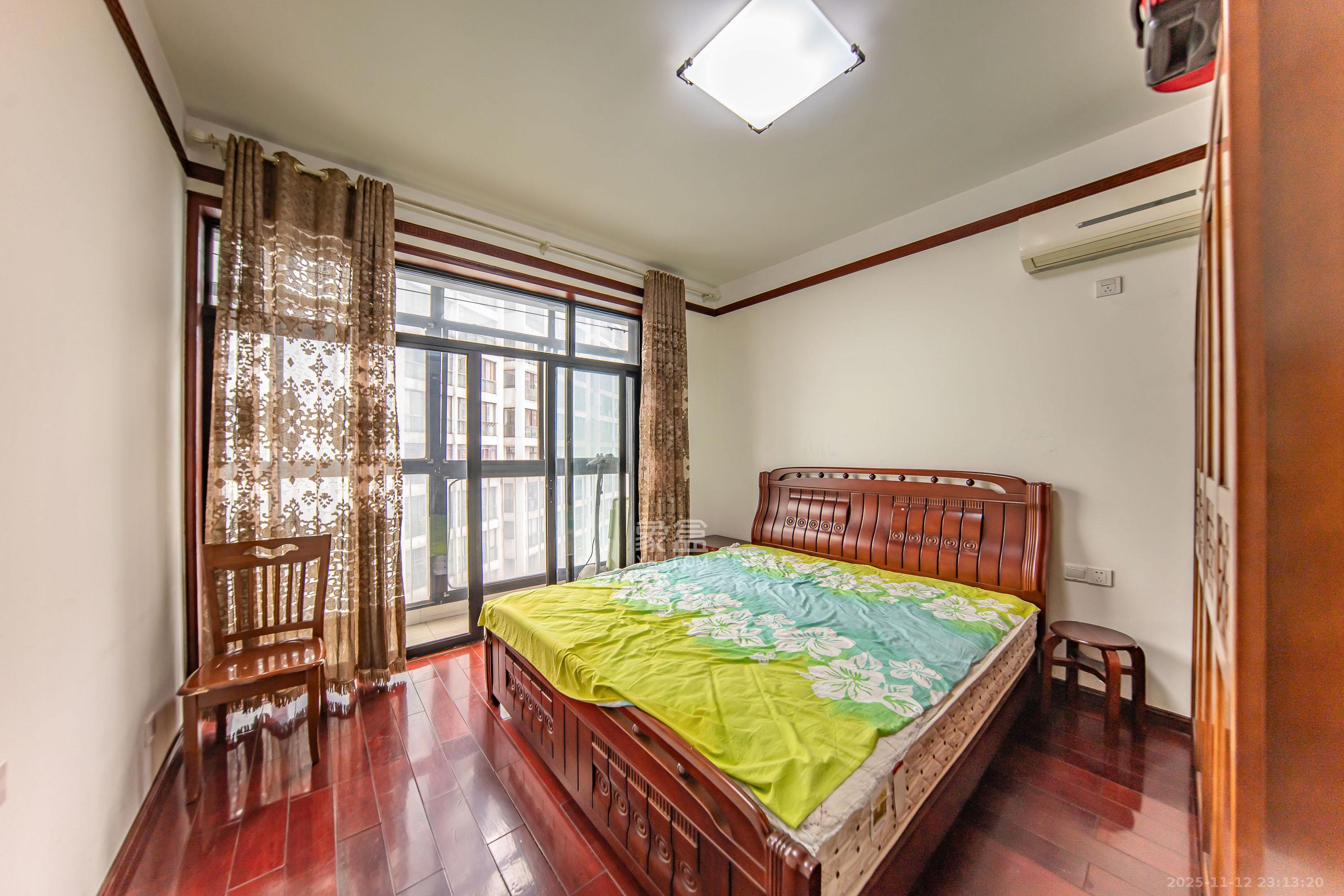 阳光100三期 3室3厅2卫 118.0万 阳光100三期 3室3厅2卫 118.0万卧室