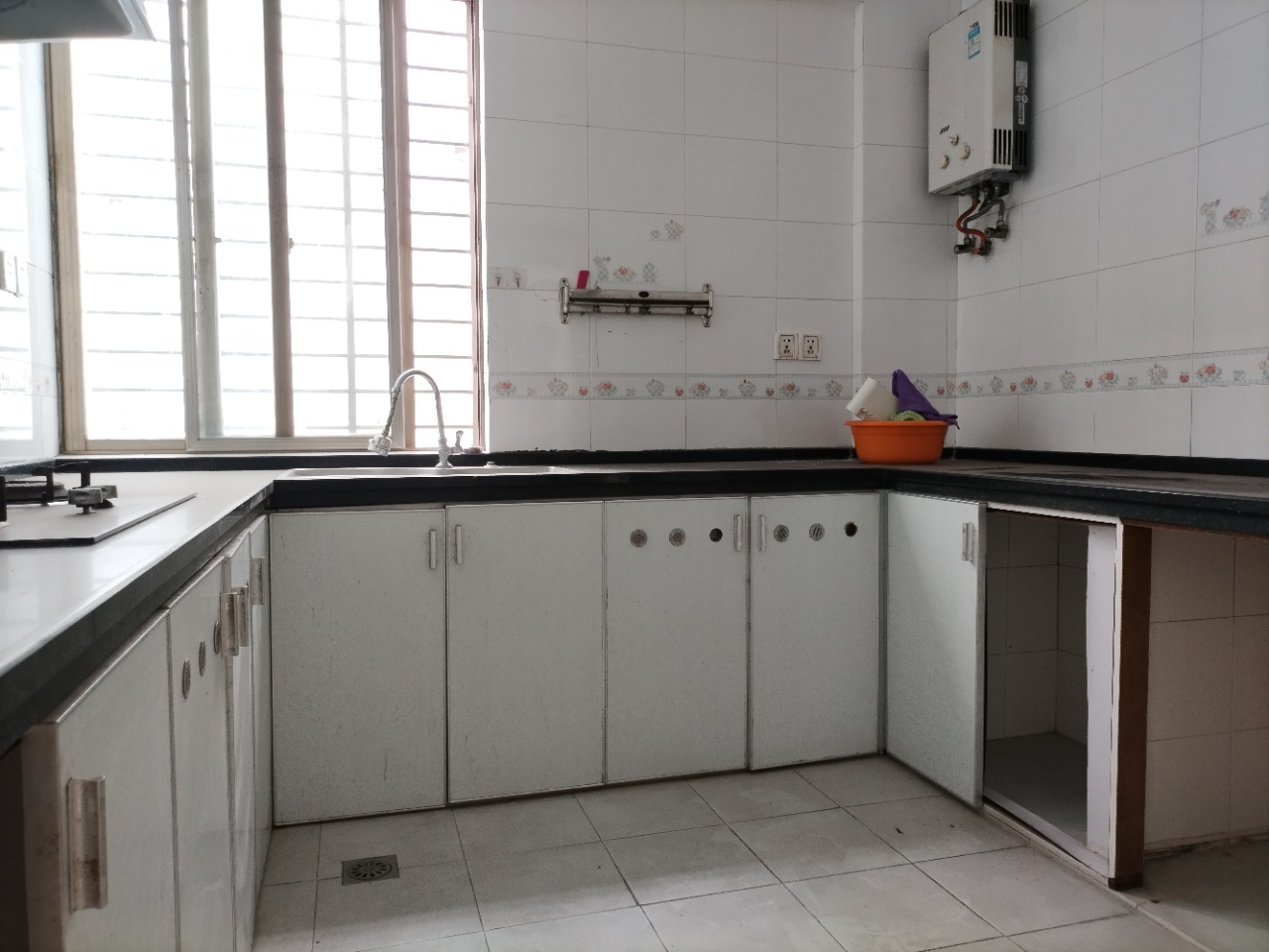 金鹿公寓  3室2厅2卫    160.0万客厅