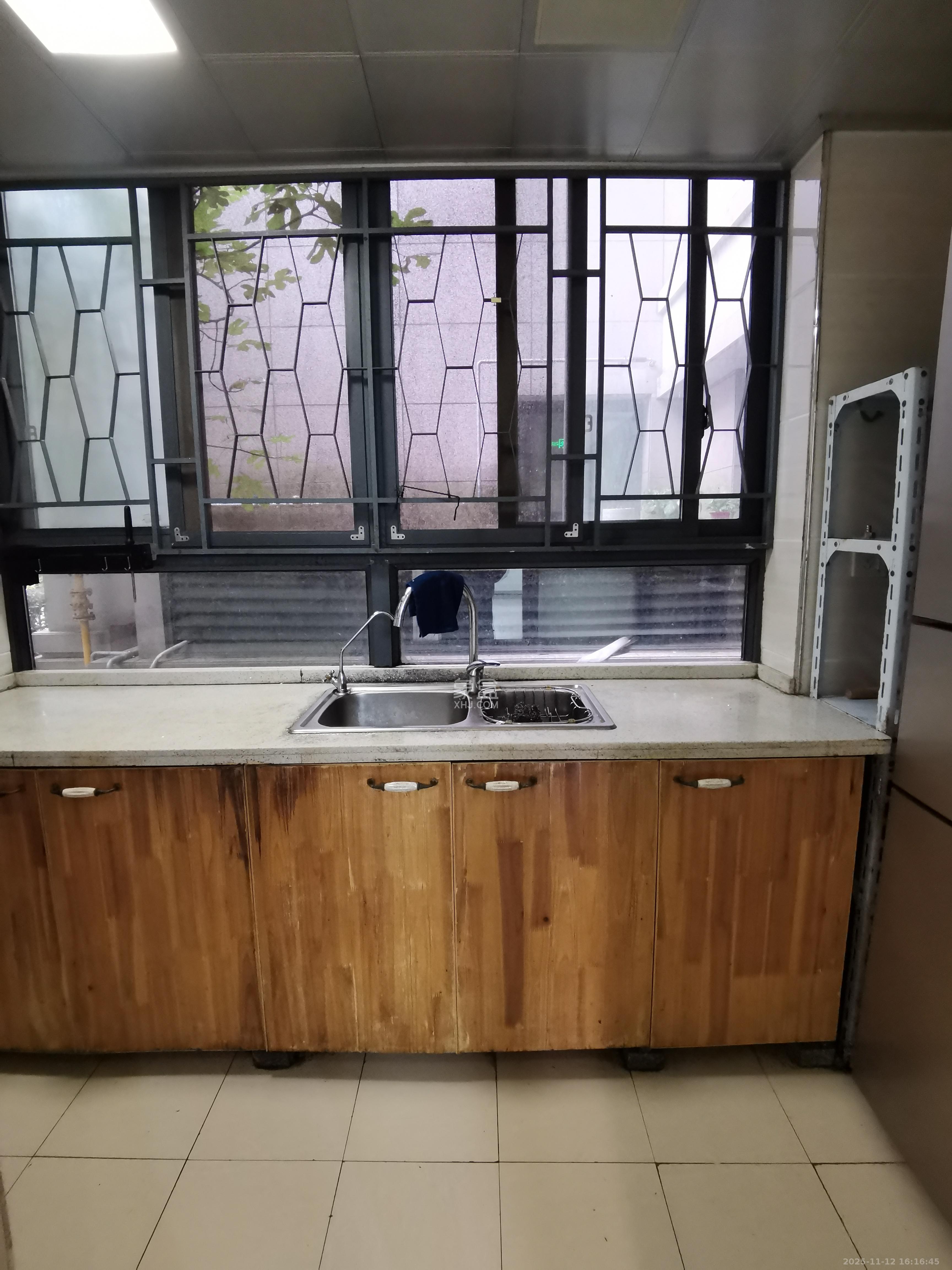 三一街区  3室2厅2卫    1800.0元/月室内图