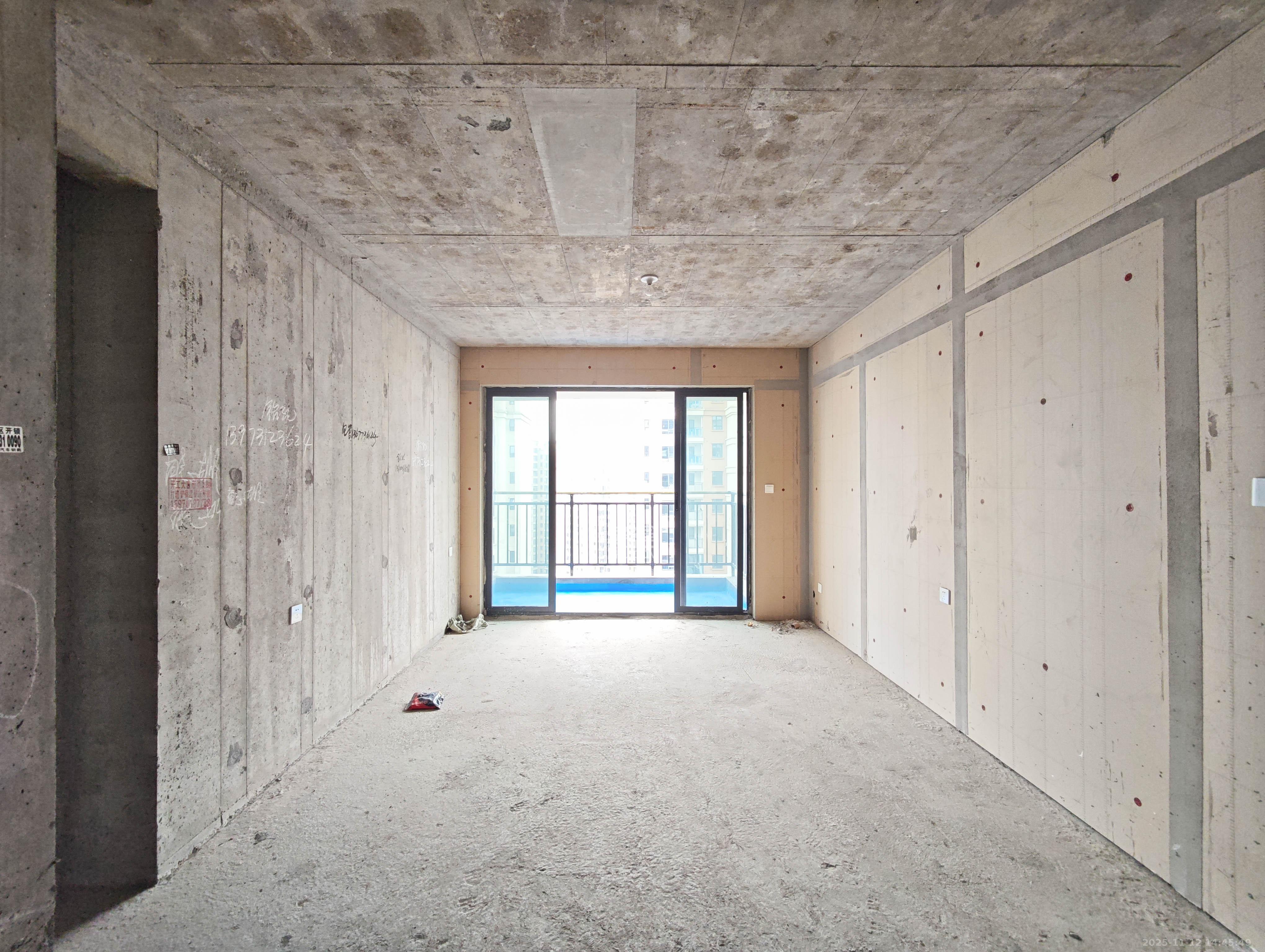 伊景园滨河苑  3室2厅2卫    72.8万客厅