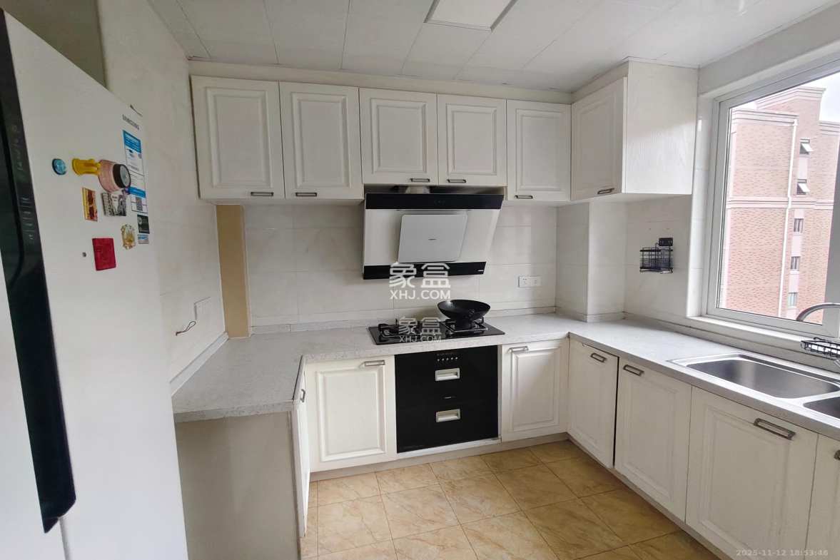 山水湾 3室2厅2卫 2300.0元/月 山水湾 3室2厅2卫 2300.0元/月室内图