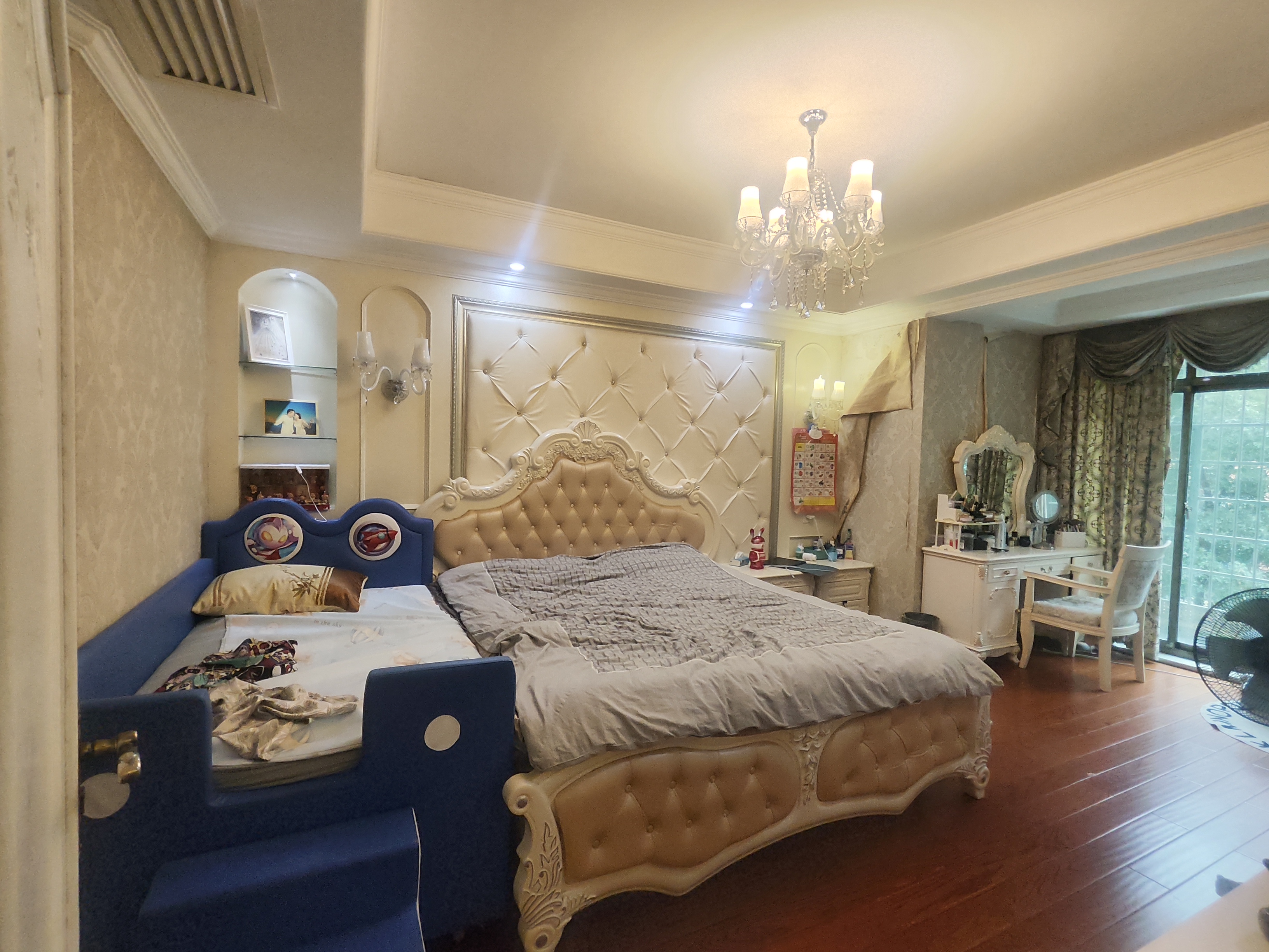 新公安局民警住宅小区  4室2厅2卫    88.0万客厅