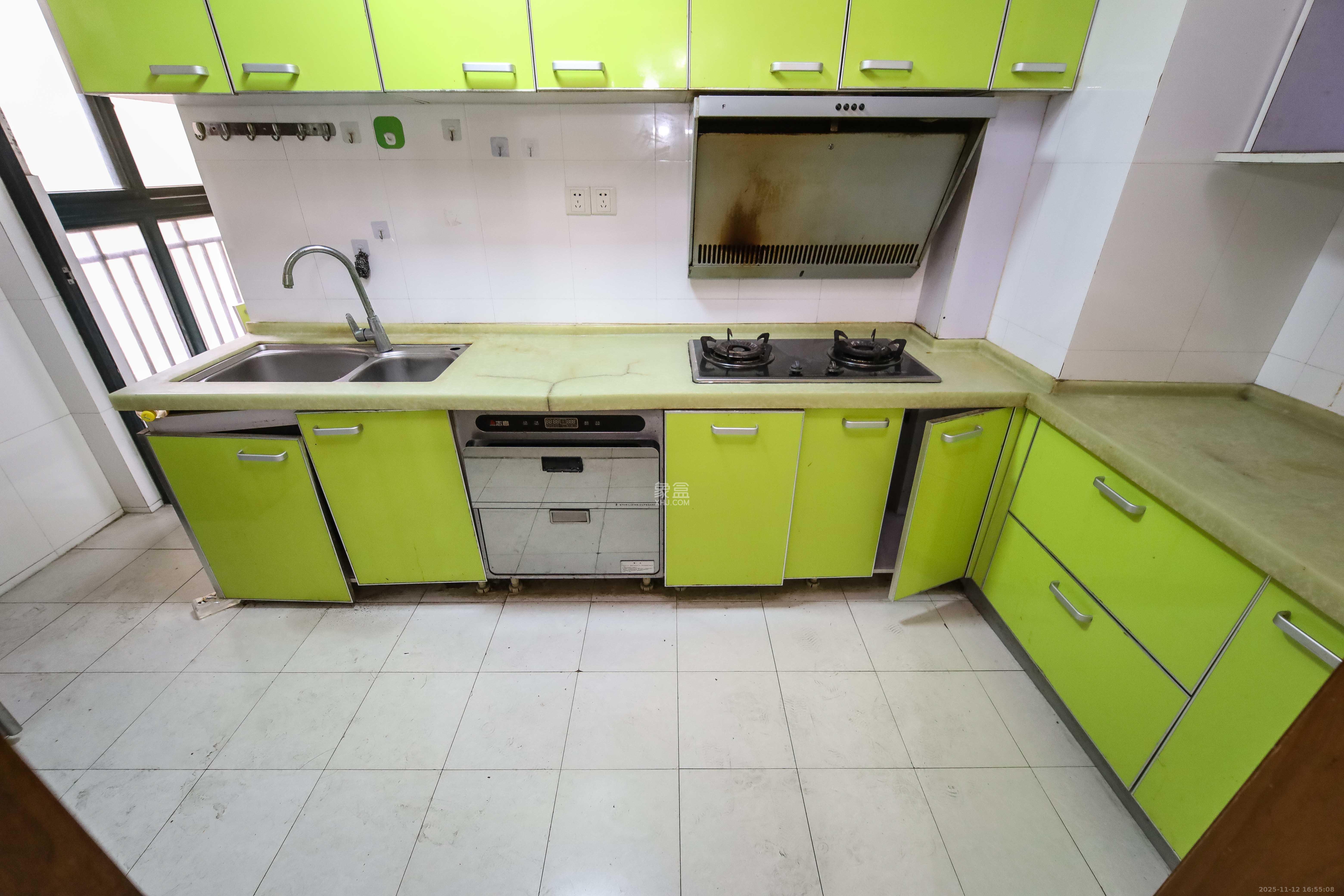 浏阳河畔家园  3室2厅2卫    90.0万厨房