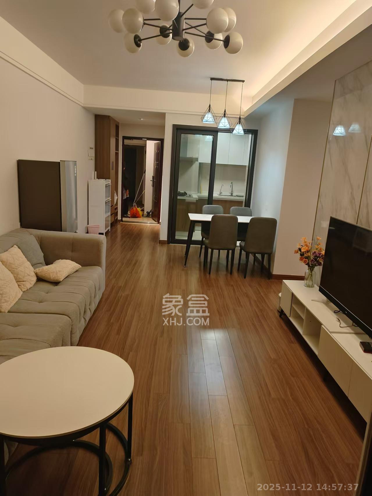 保利香槟国际  3室2厅1卫    2100.0元/月