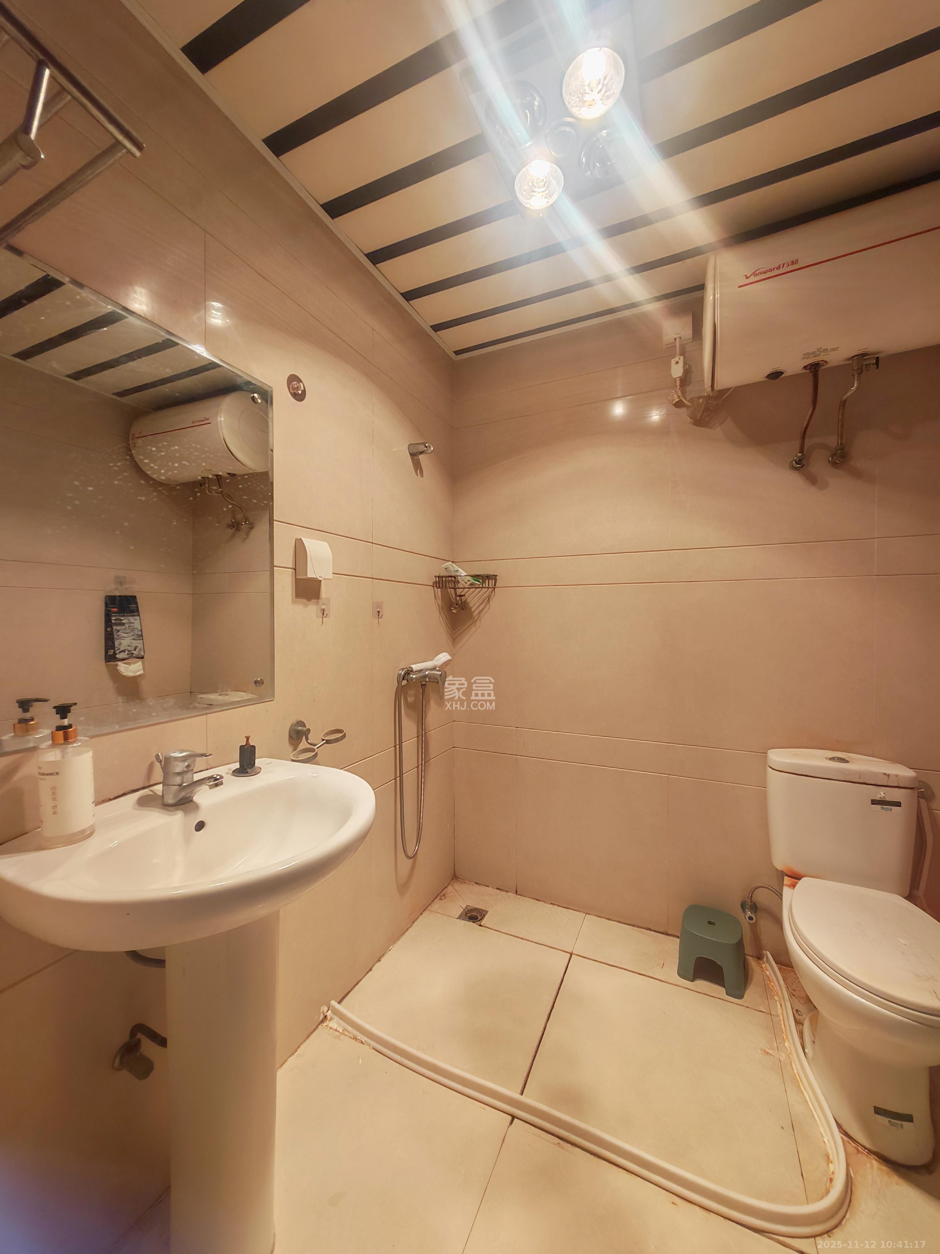 标志商务中心  1室1厅1卫    1600.0元/月室内图