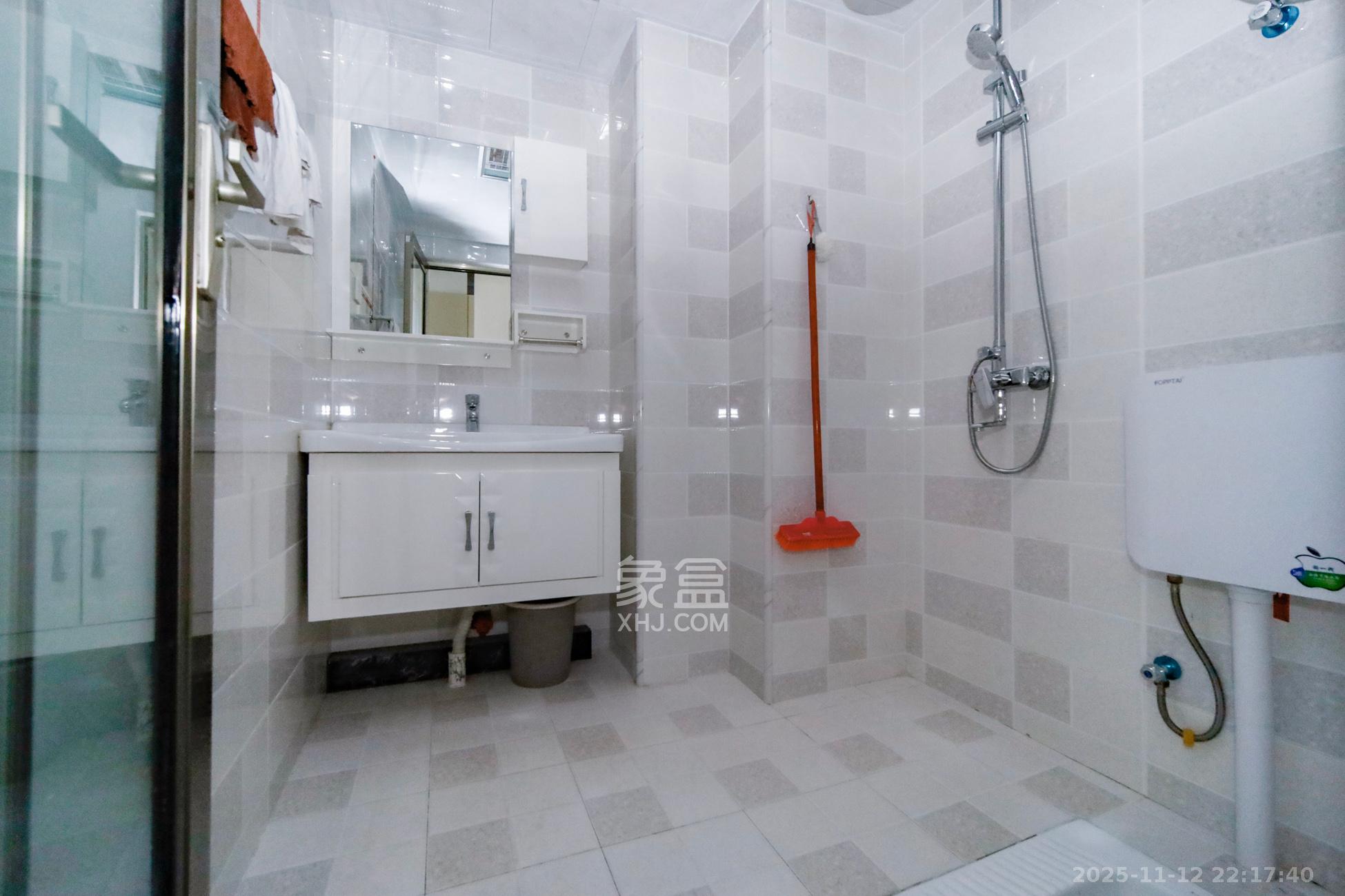 五峰国际  1室1厅1卫    22.8万卫生间