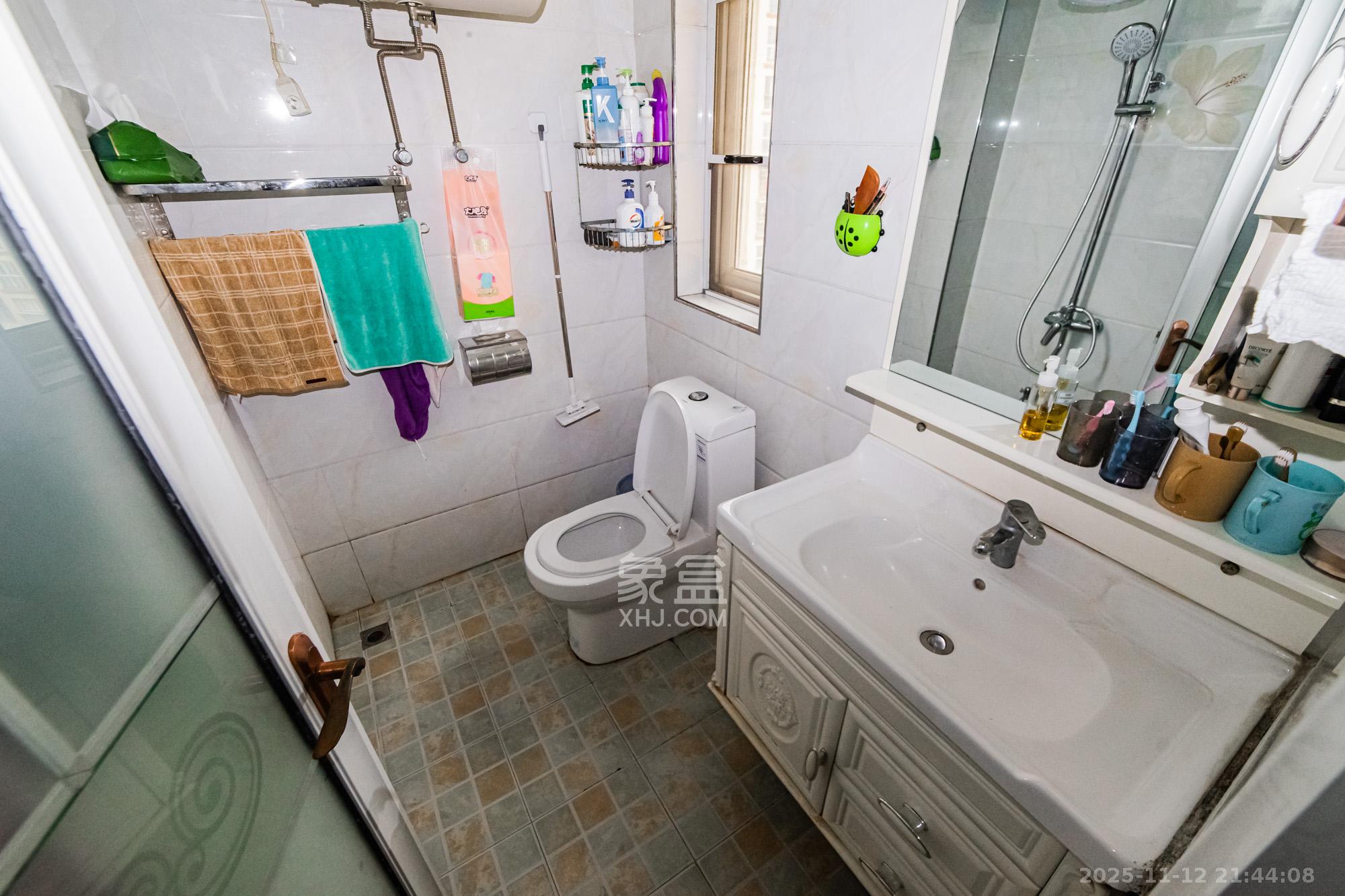 万国城（当代满庭春MOMA）三期  3室2厅2卫    108.0万卫生间