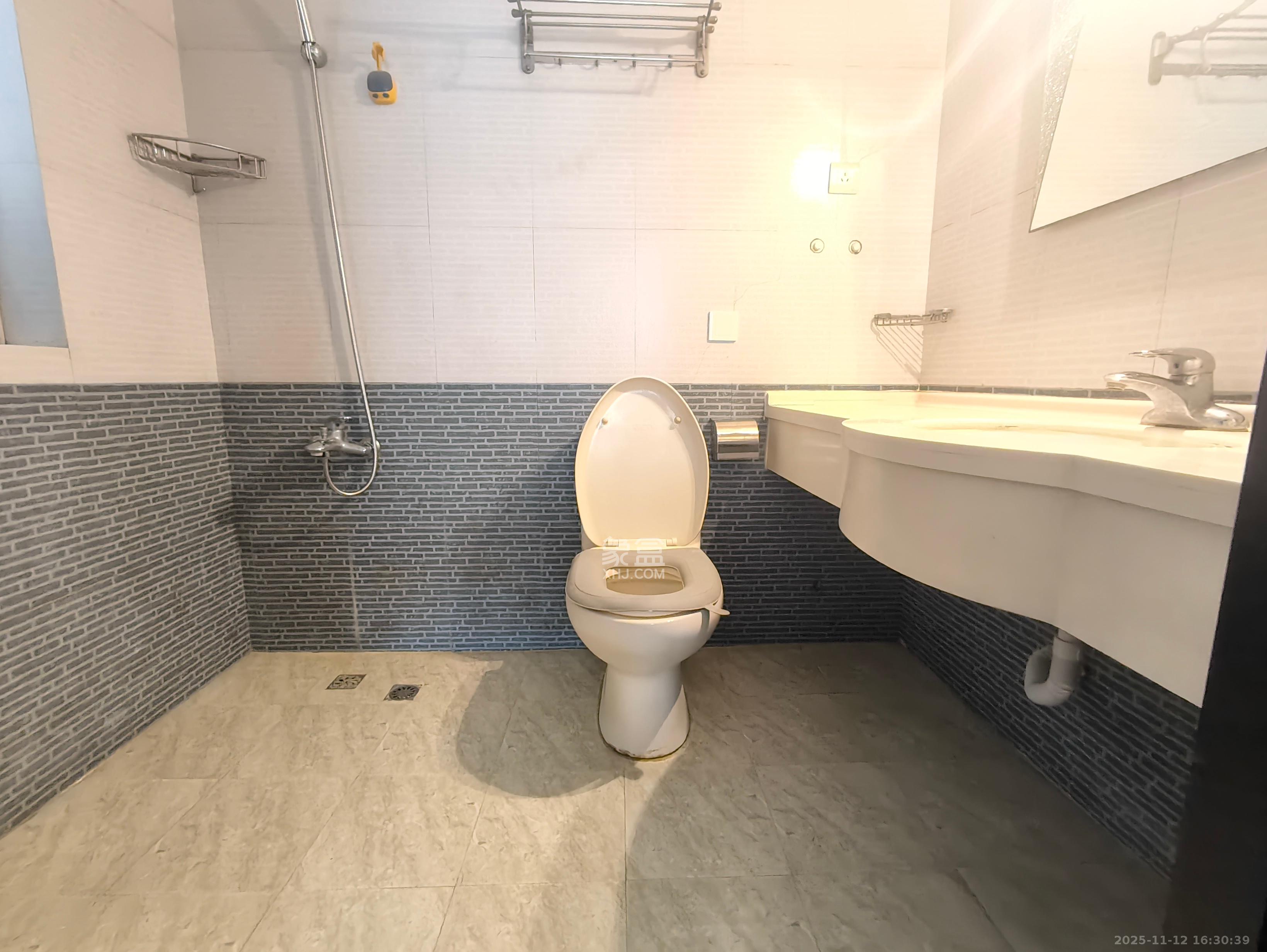 湖南省体育局单位宿舍(省体总会宿舍) 3室2厅2卫 4100.0元/月 湖南省体育局单位宿舍(省体总会宿舍) 3室2厅2卫 4100.0元/月室内图