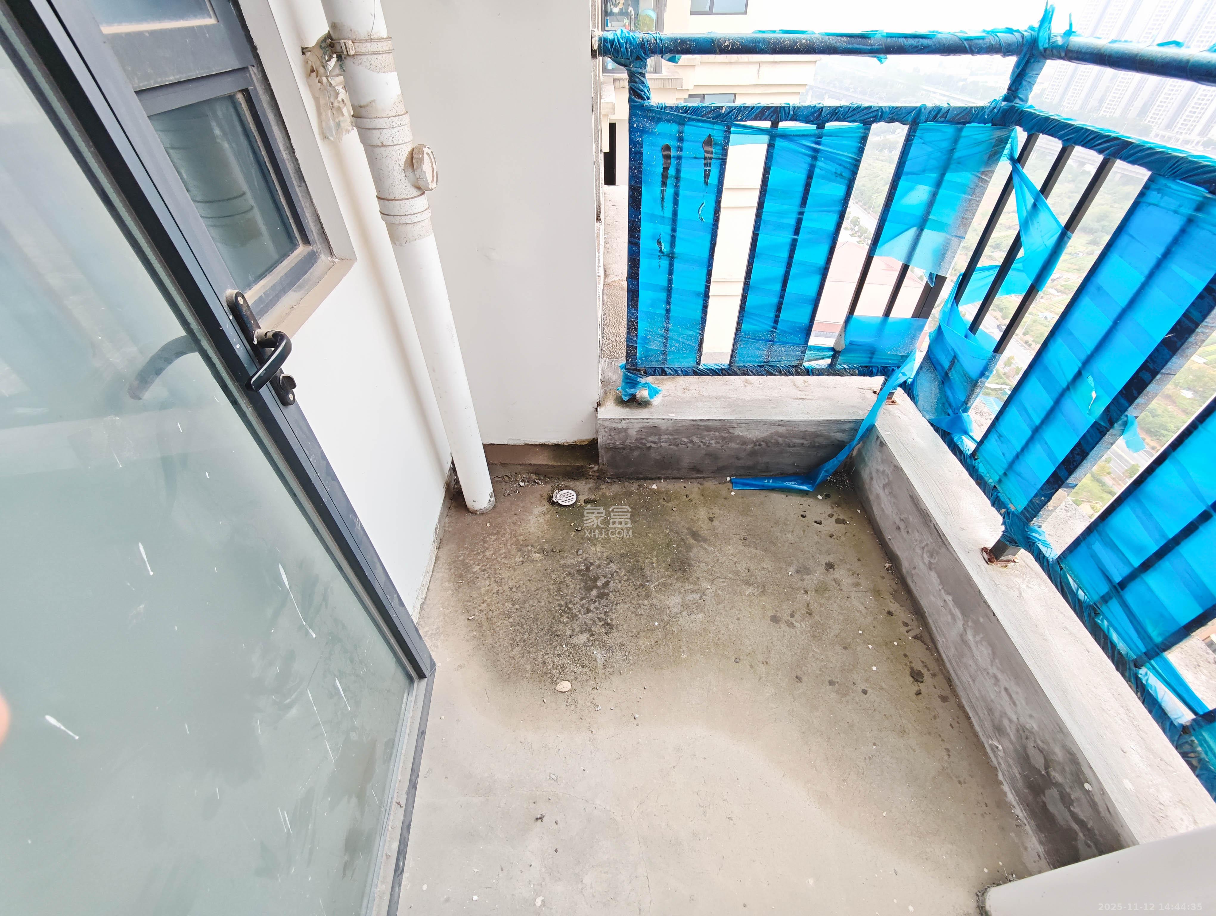 伊景园滨河苑  3室2厅2卫    75.0万阳台