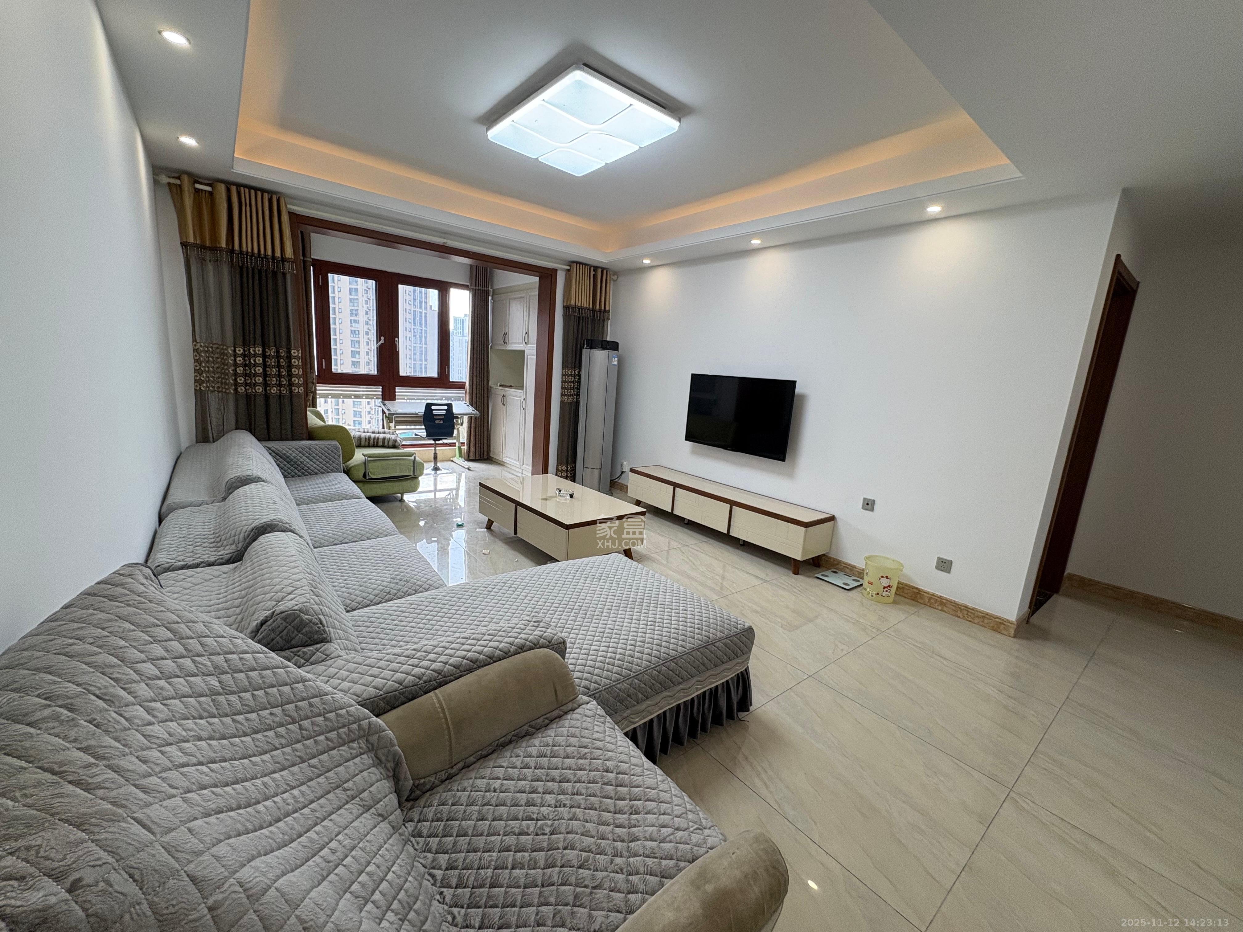 金茂梅溪湖  3室2厅2卫    3500.0元/月