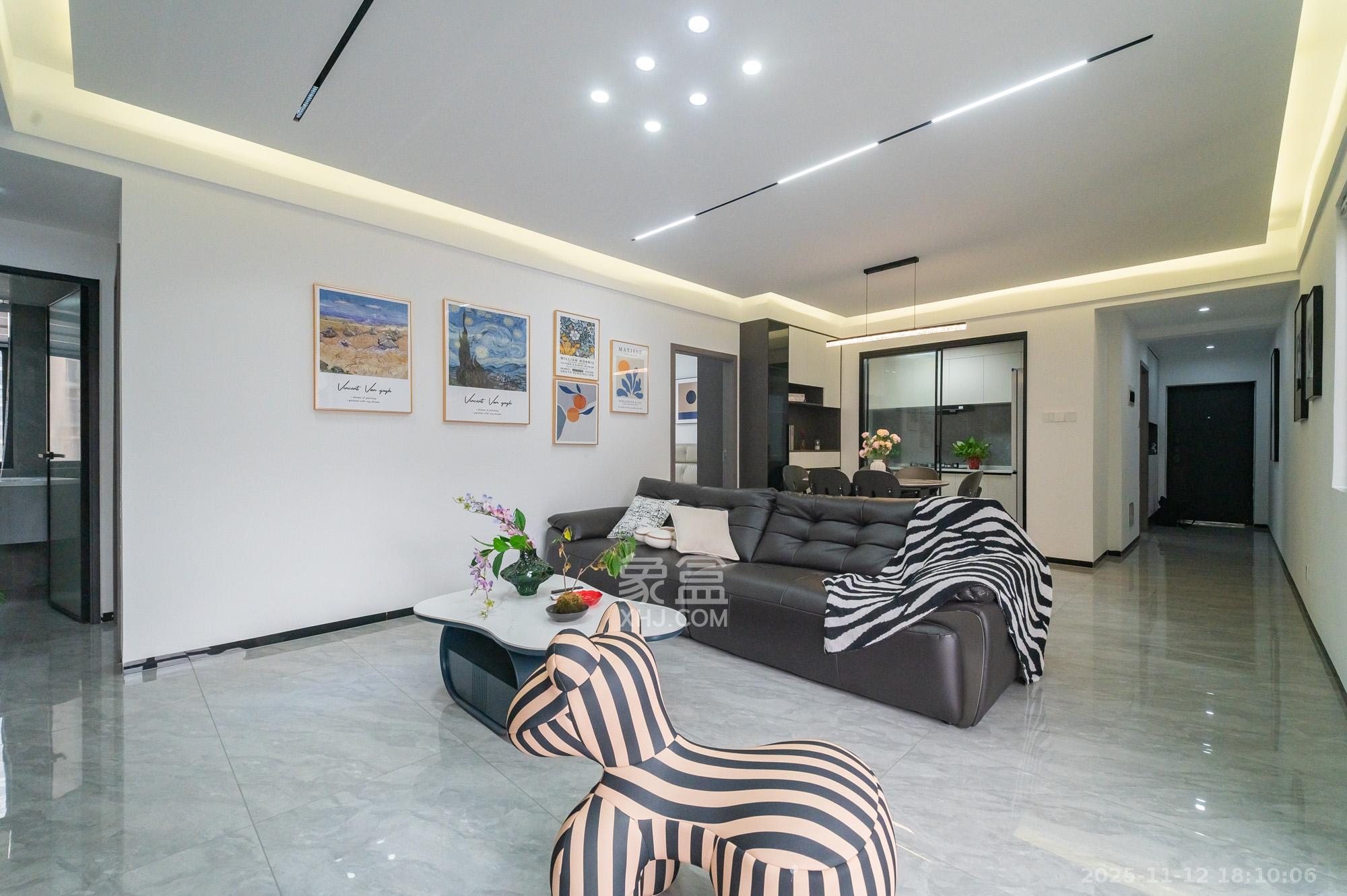 蓝山郡 4室2厅2卫 95.8万 蓝山郡 4室2厅2卫 95.8万客厅