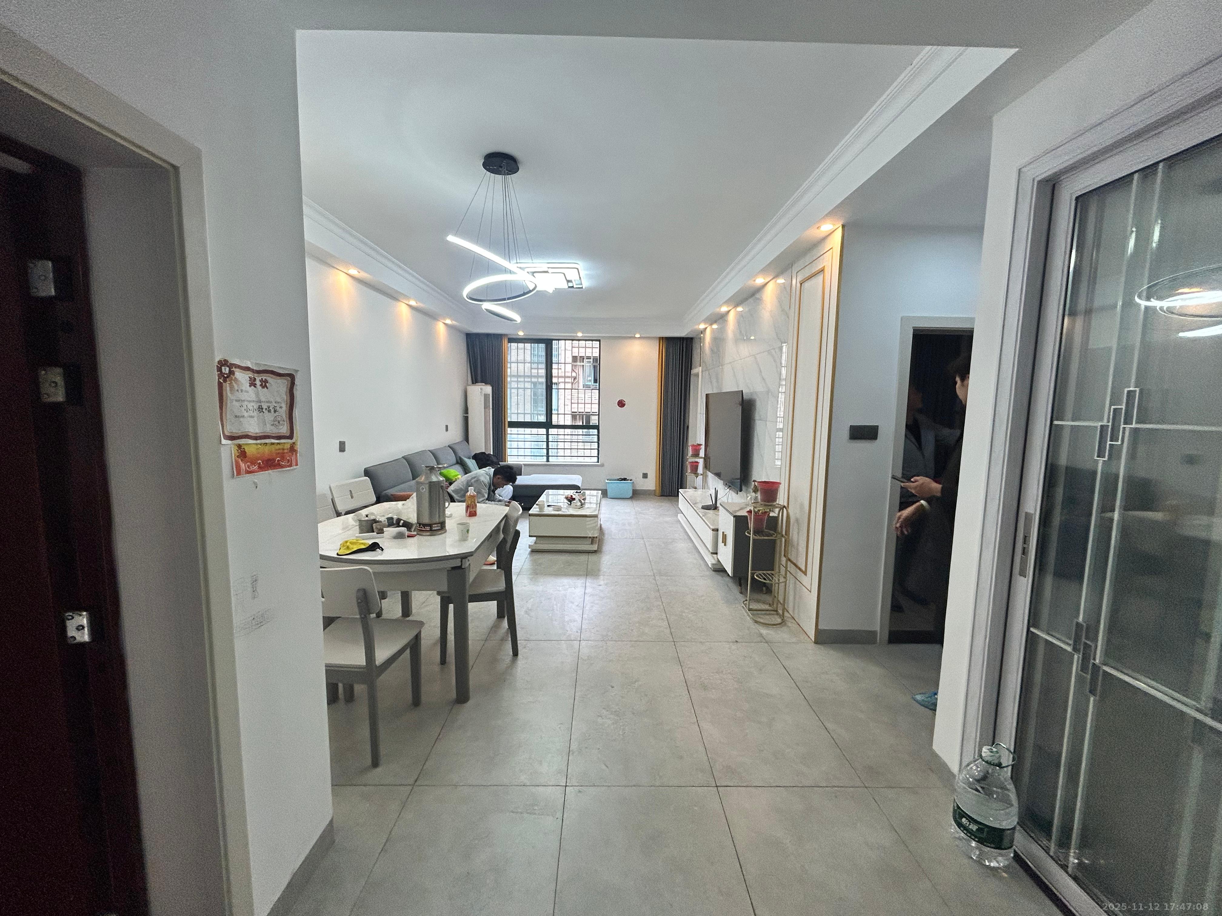 尚格名城香榭丽舍  3室2厅1卫    1800.0元/月