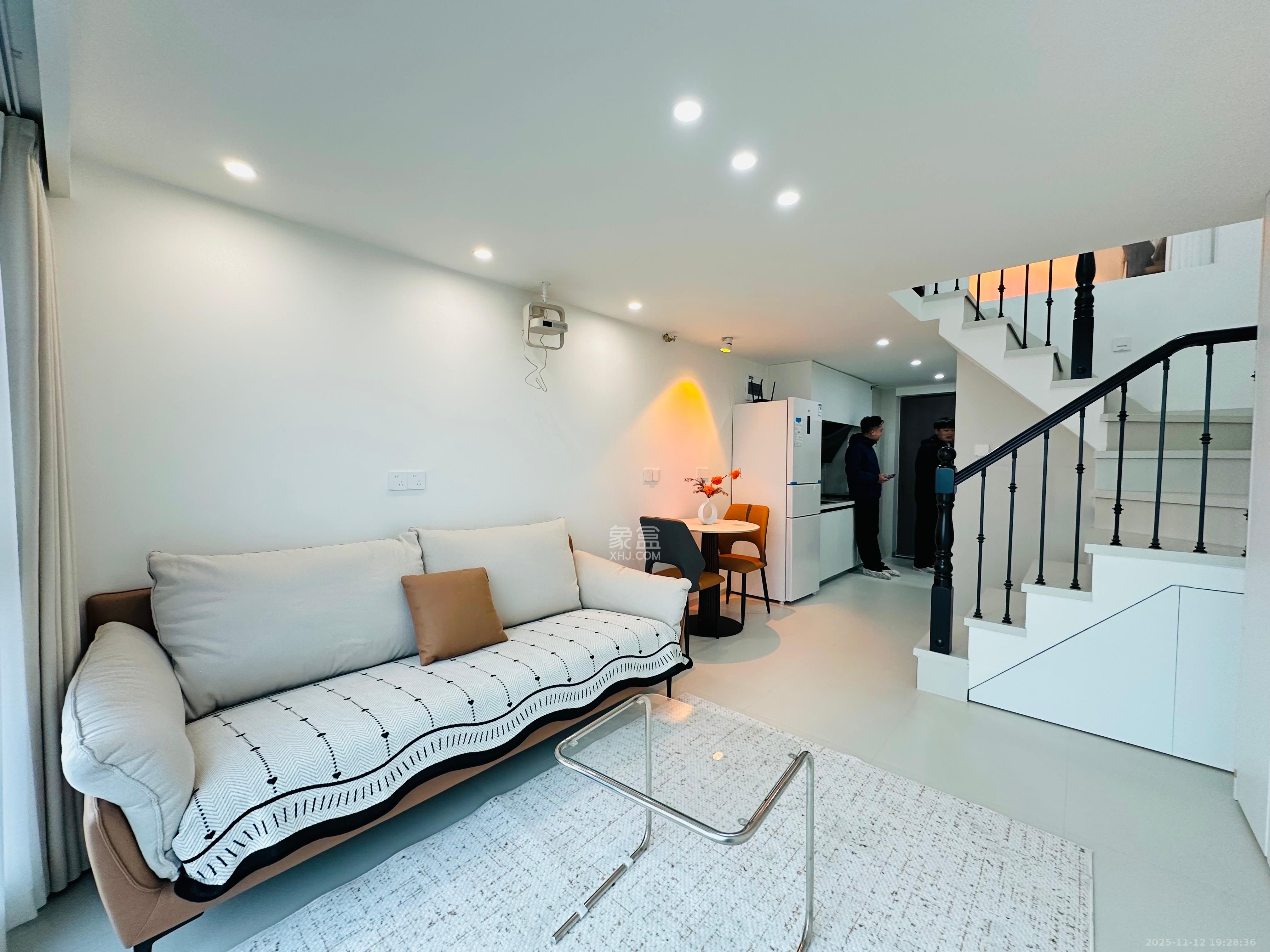 卓越中寰  2室1厅1卫    3200.0元/月室内图