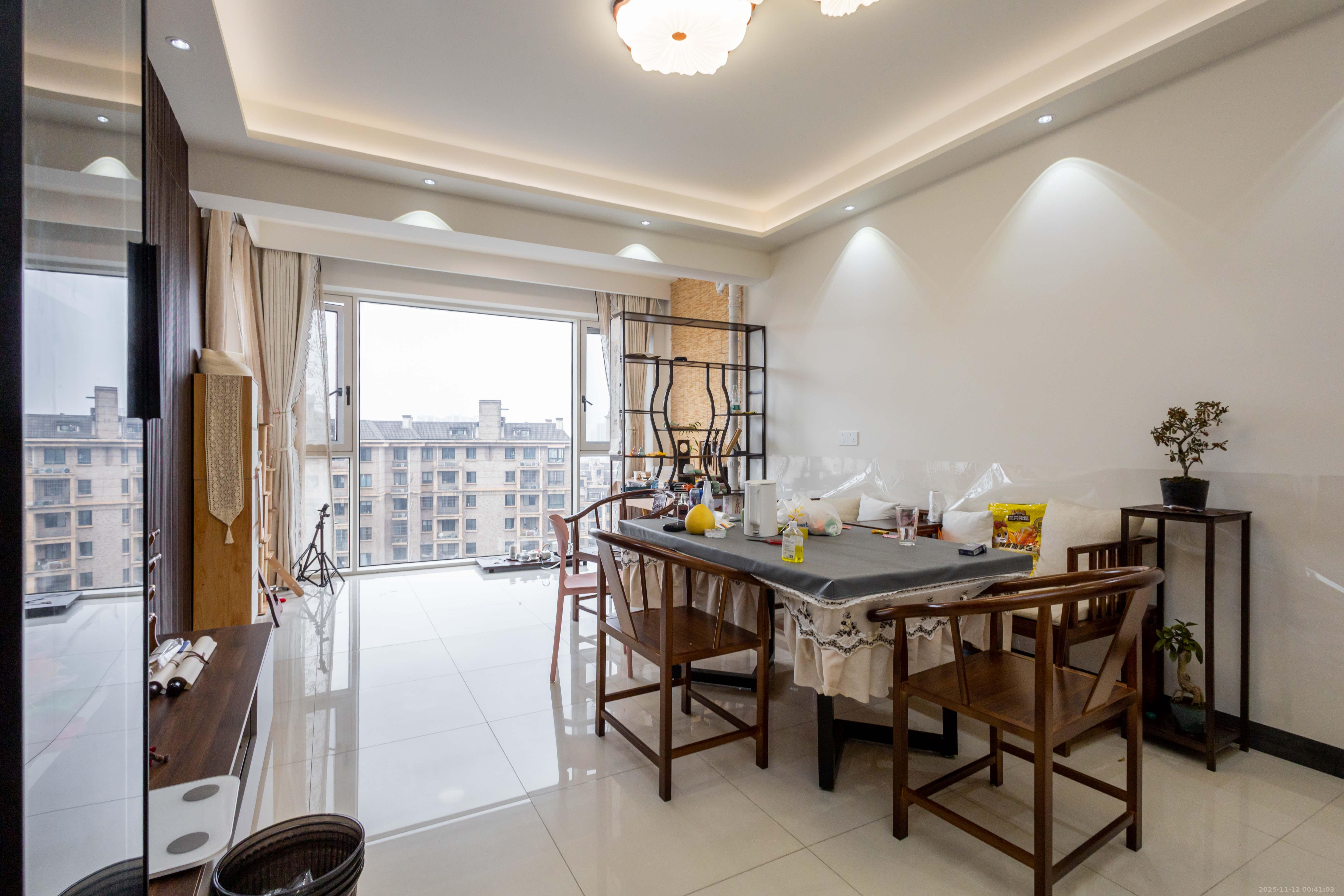 爵士湘  4室2厅1卫    68.0万客厅