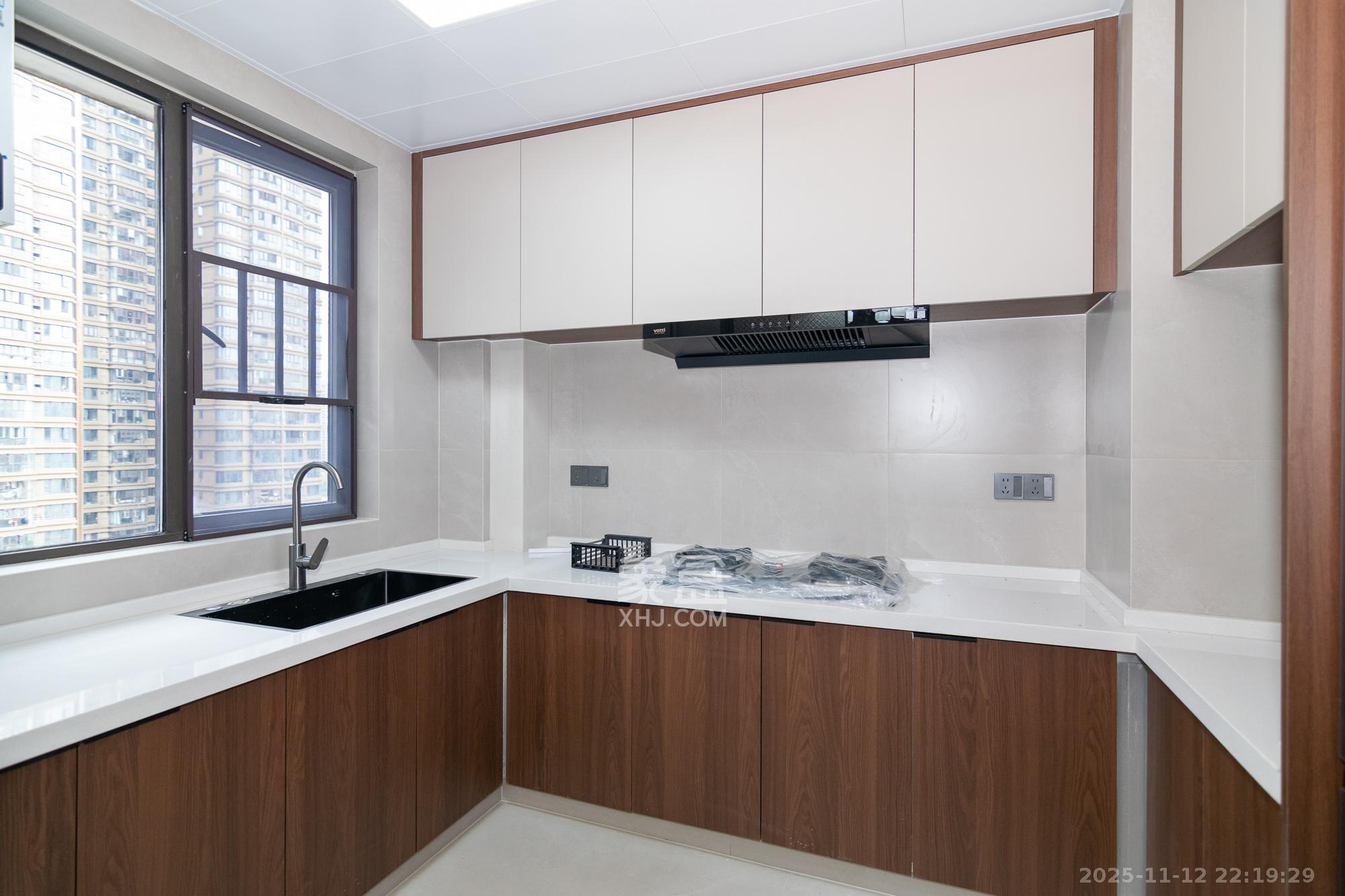 润和长郡(润和紫郡二三期) 5室2厅2卫 129.0万 润和长郡(润和紫郡二三期) 5室2厅2卫 129.0万厨房