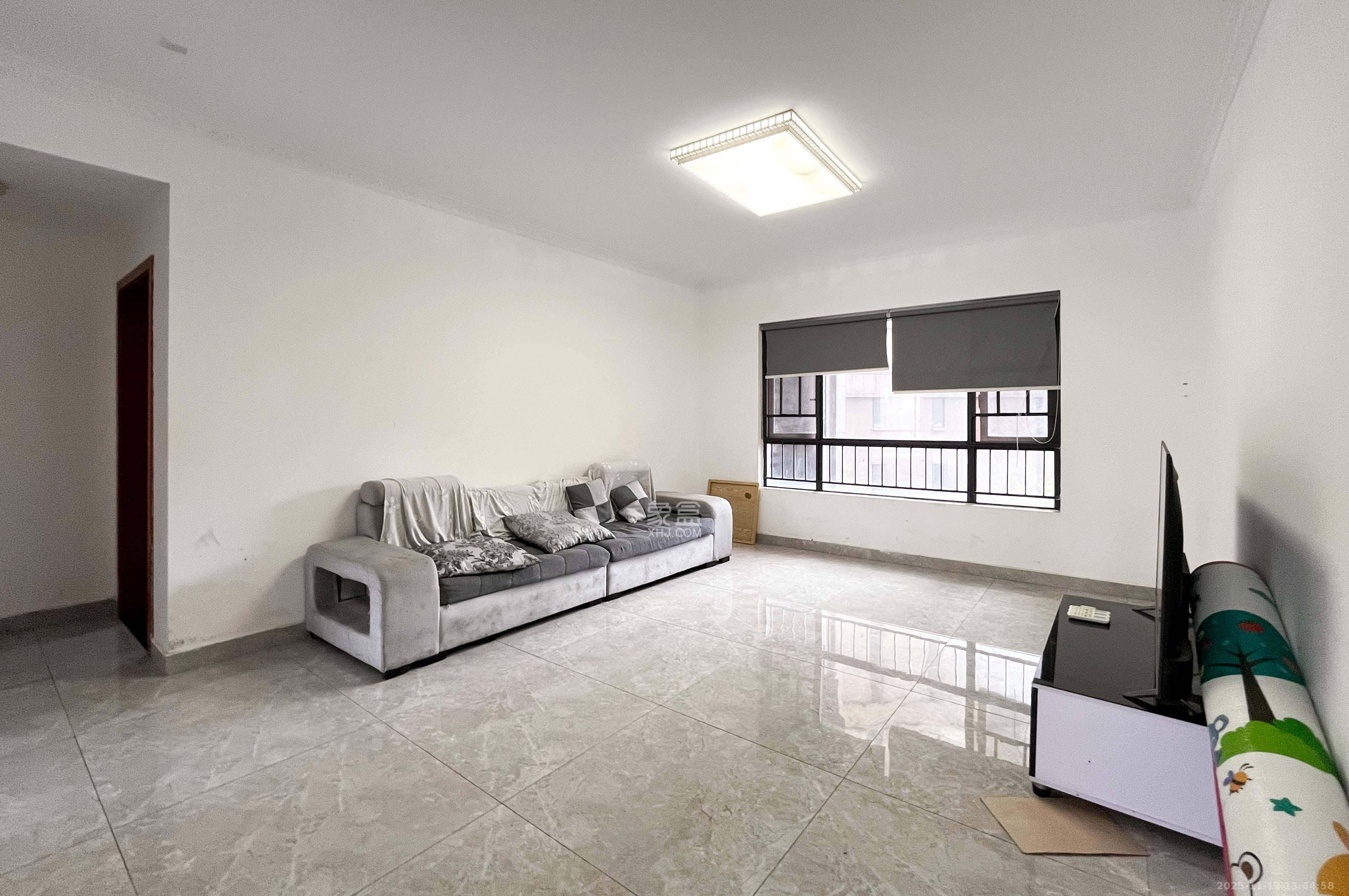 中海梅溪湖壹号 3室2厅2卫 182.0万 中海梅溪湖壹号 3室2厅2卫 182.0万客厅